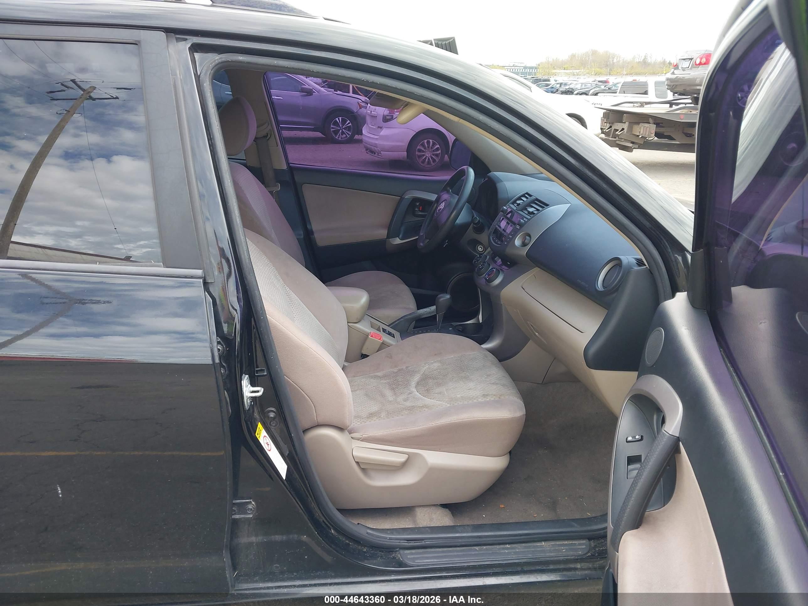 TOYOTA RAV4 image 5
