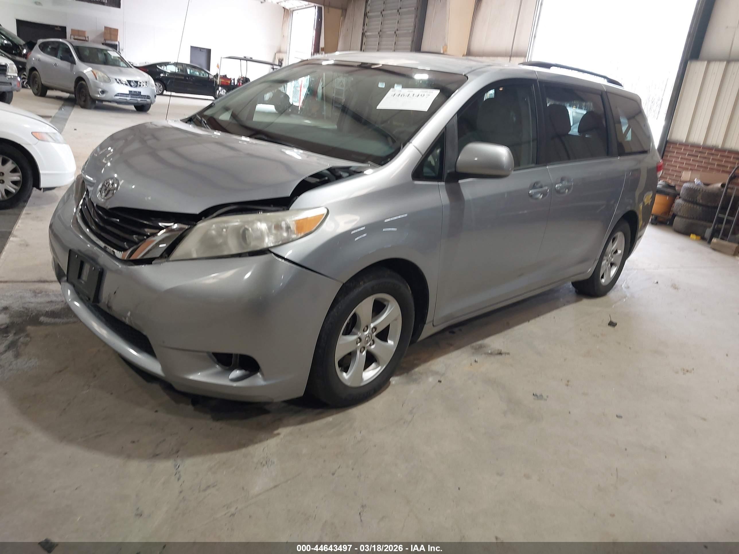 TOYOTA SIENNA image 2
