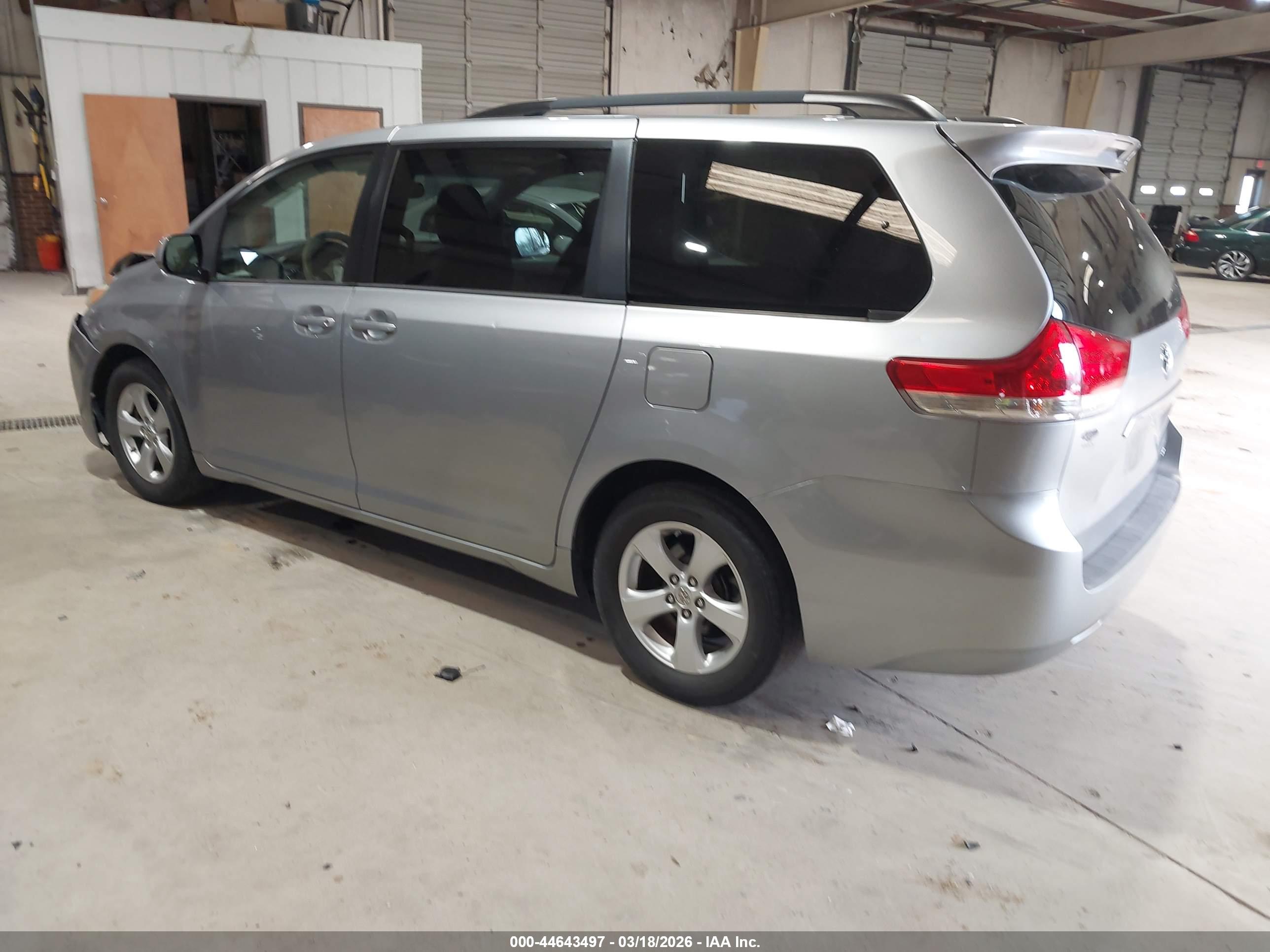 TOYOTA SIENNA image 3