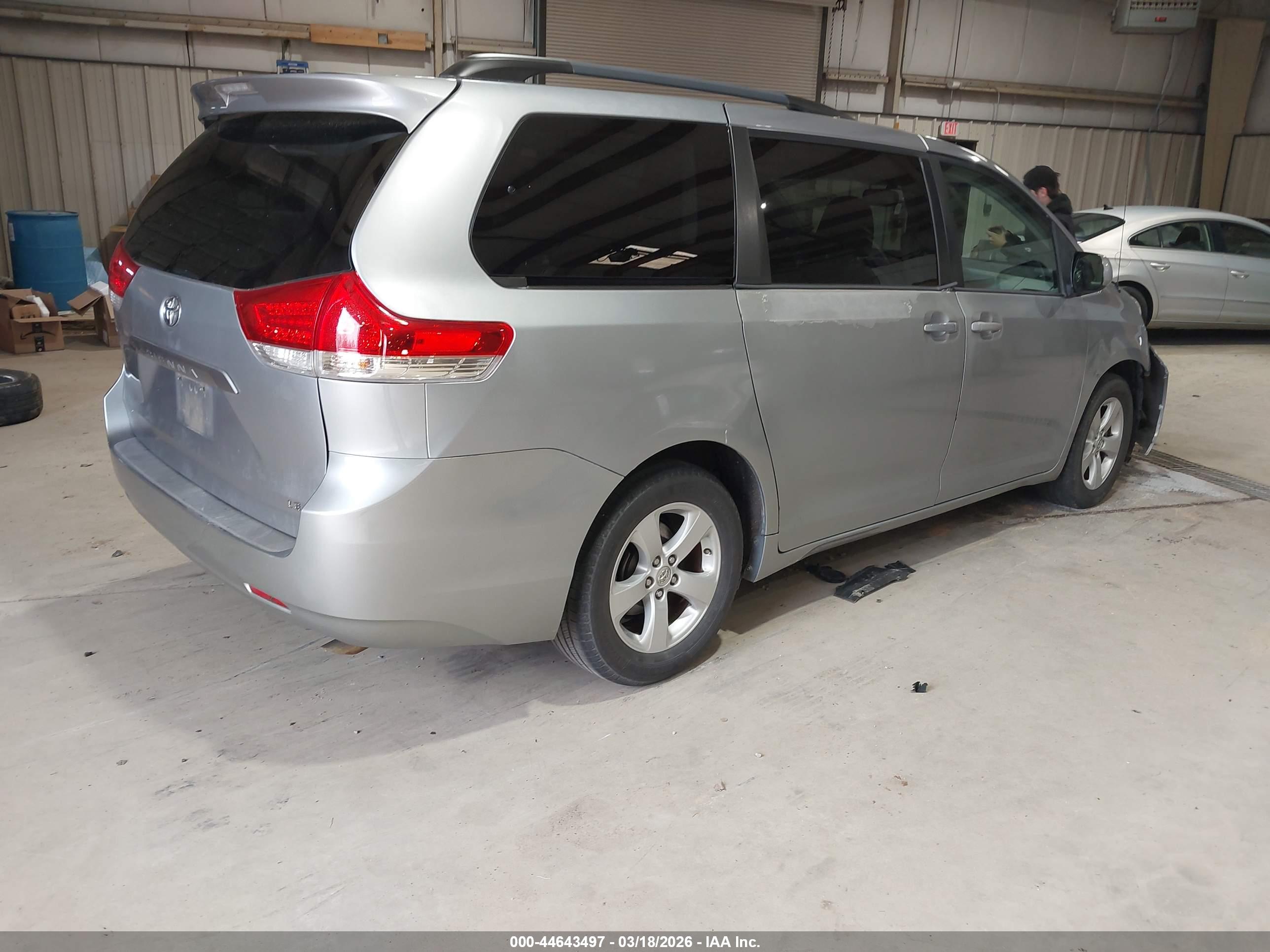 TOYOTA SIENNA image 4