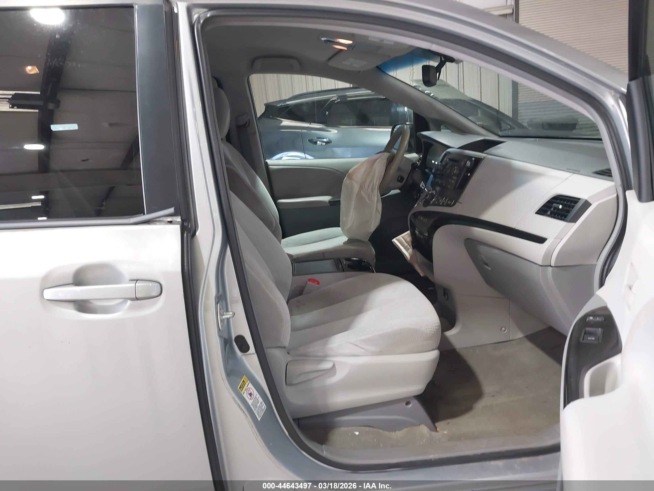 TOYOTA SIENNA image 5