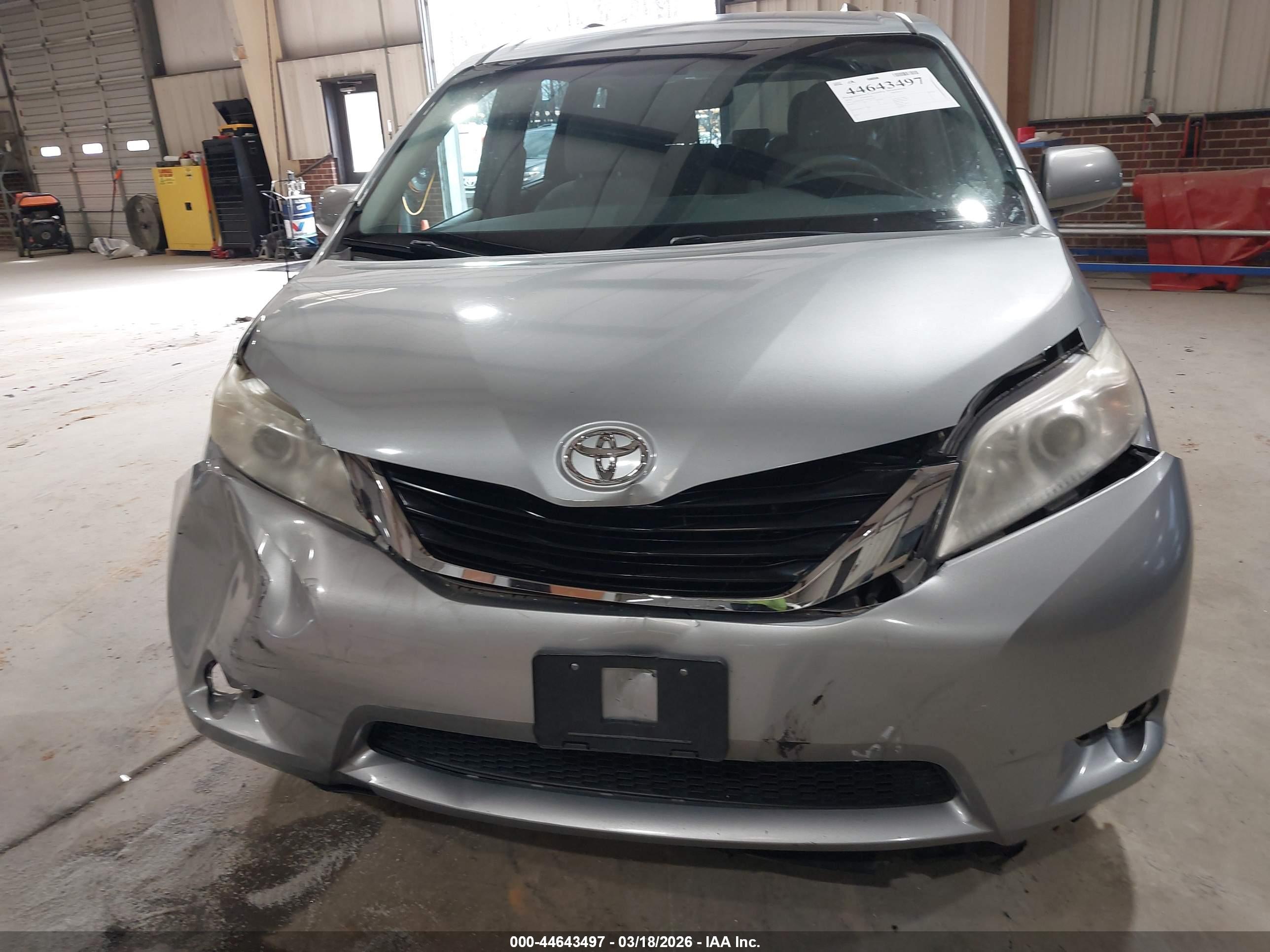 TOYOTA SIENNA image 6