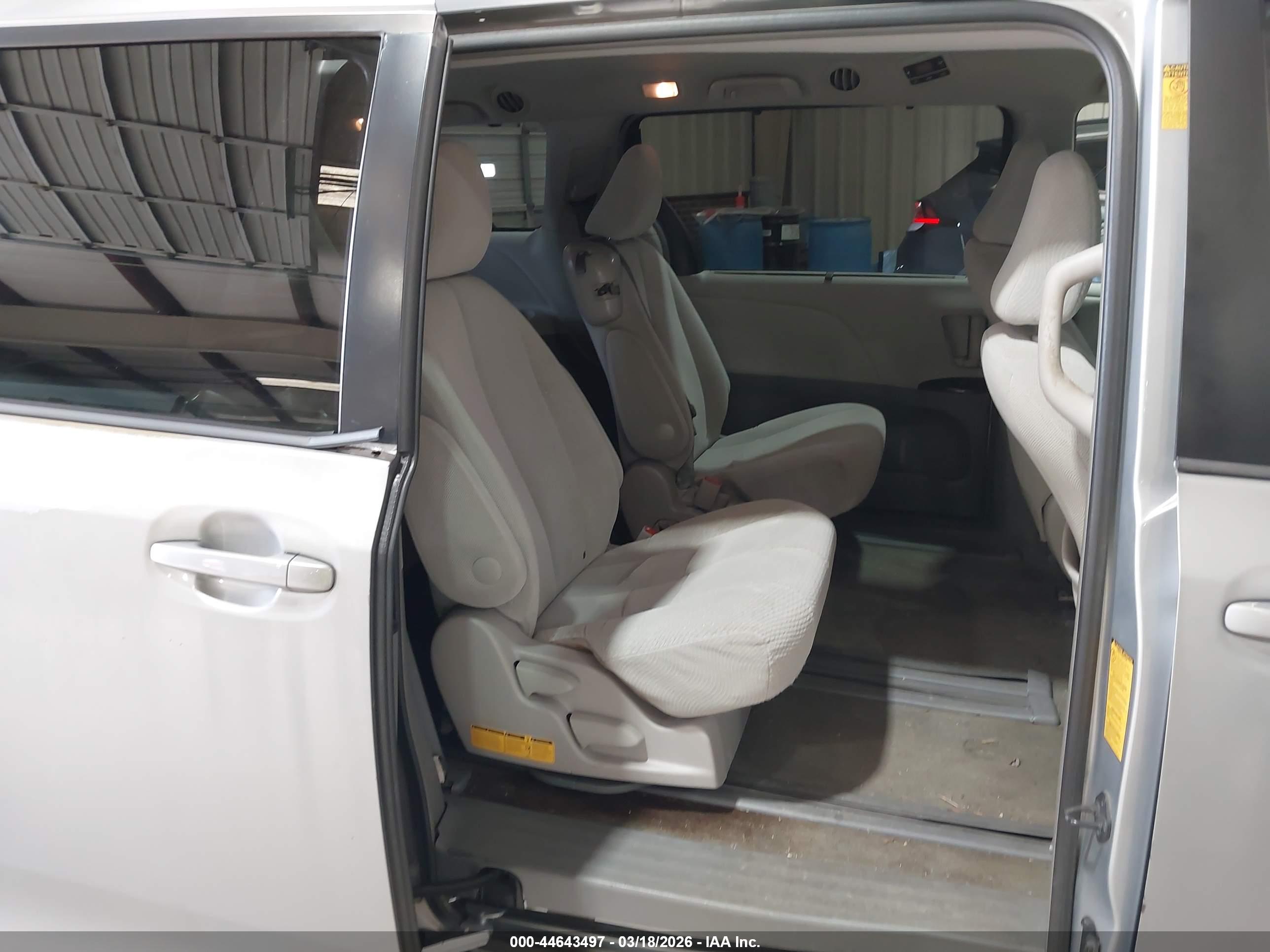 TOYOTA SIENNA image 8