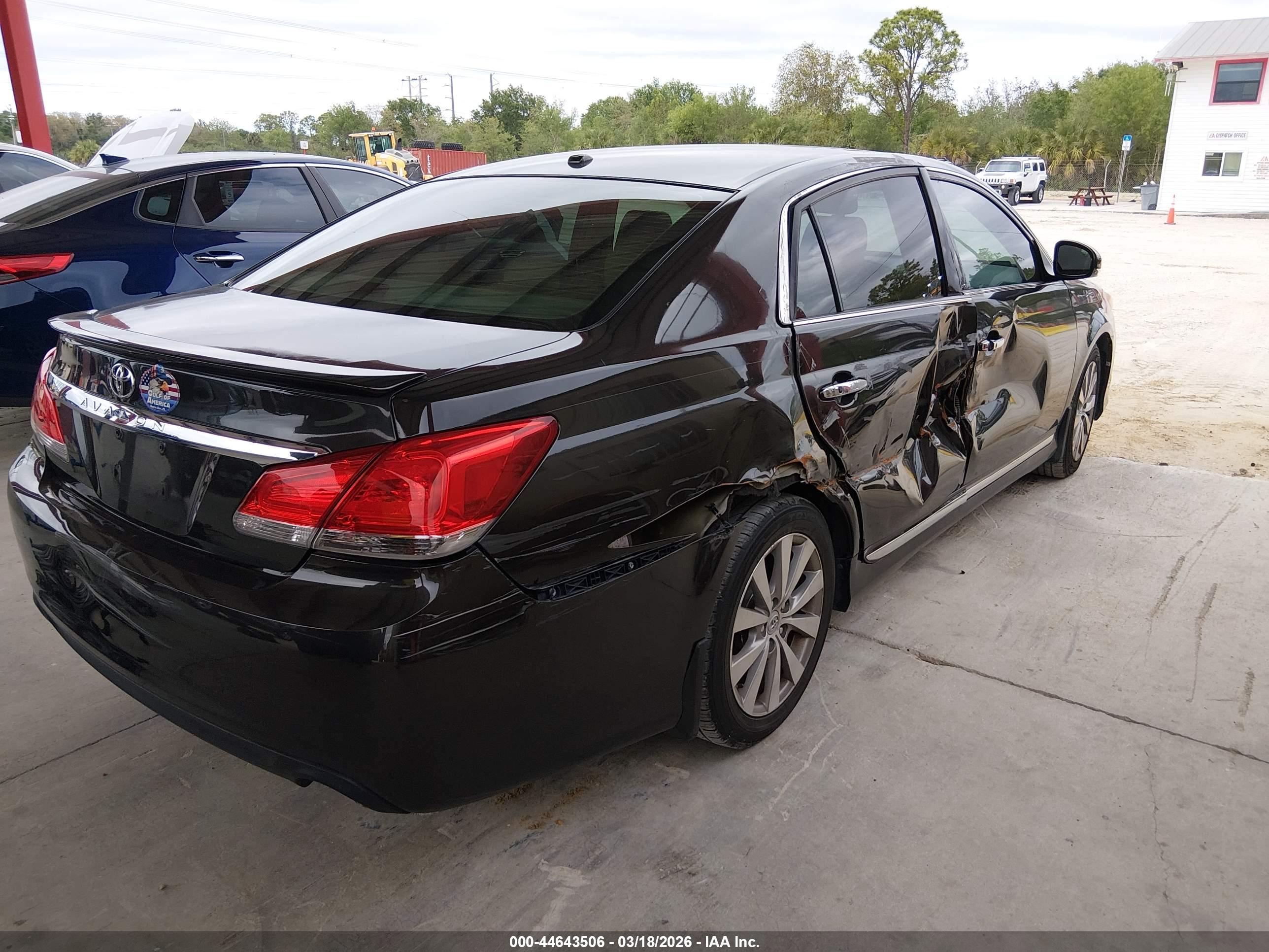 TOYOTA AVALON image 4