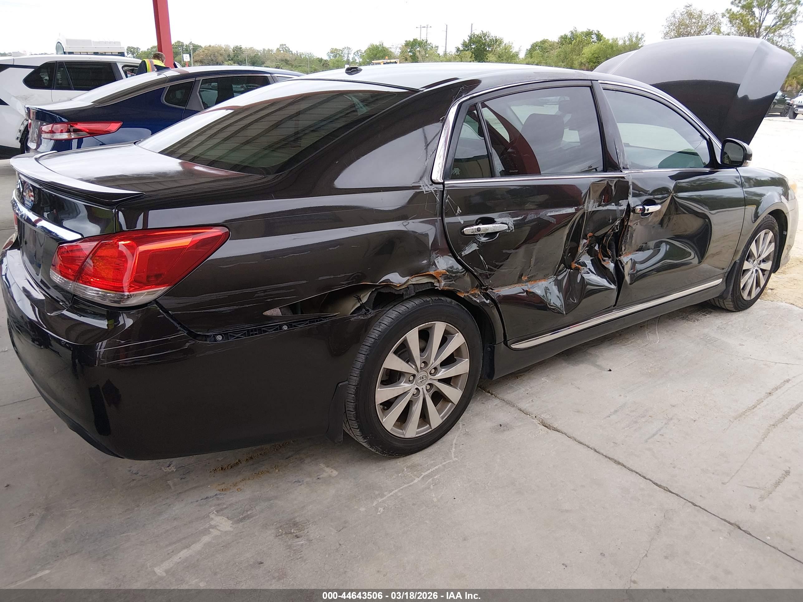TOYOTA AVALON image 6