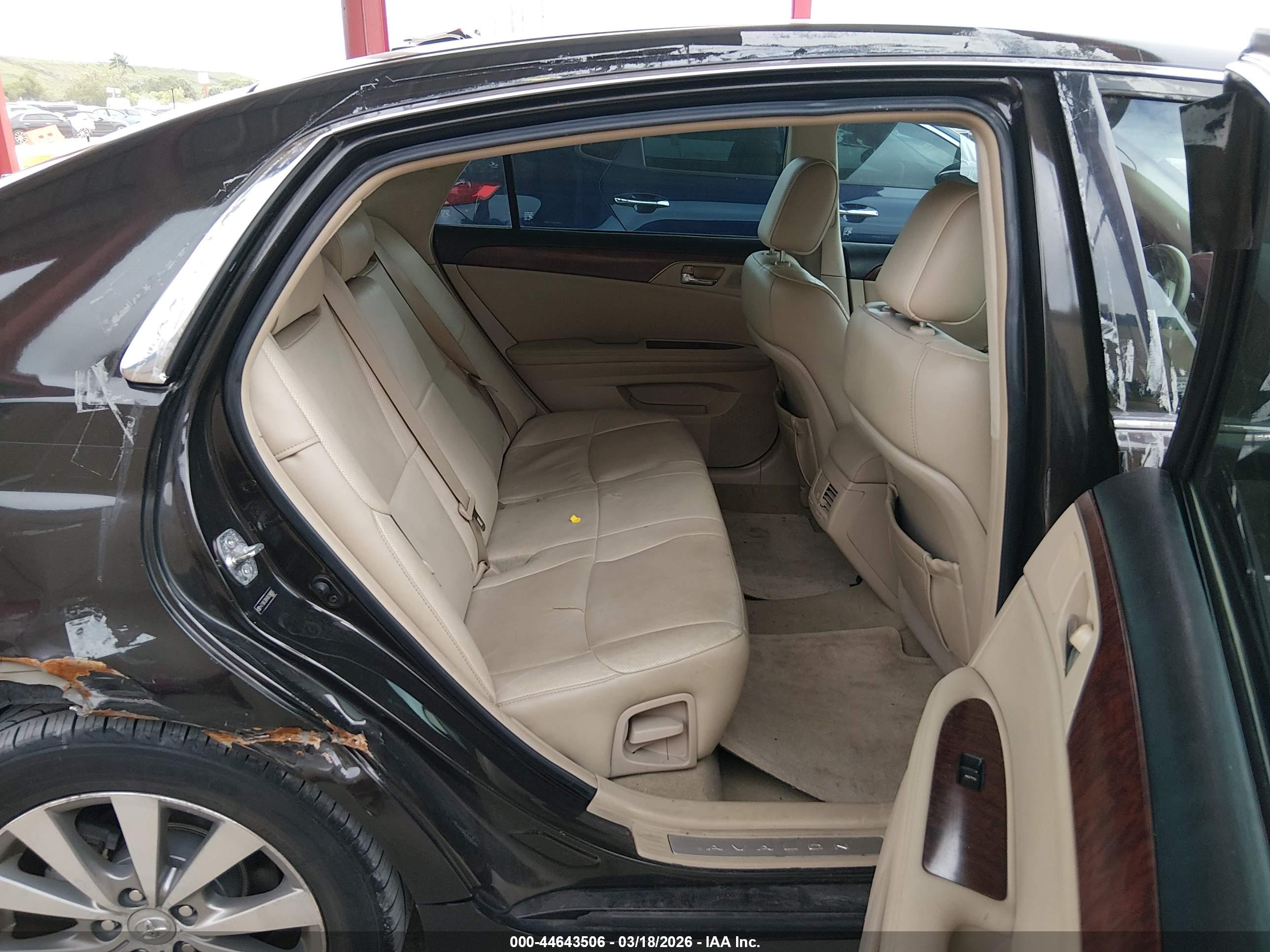 TOYOTA AVALON image 8