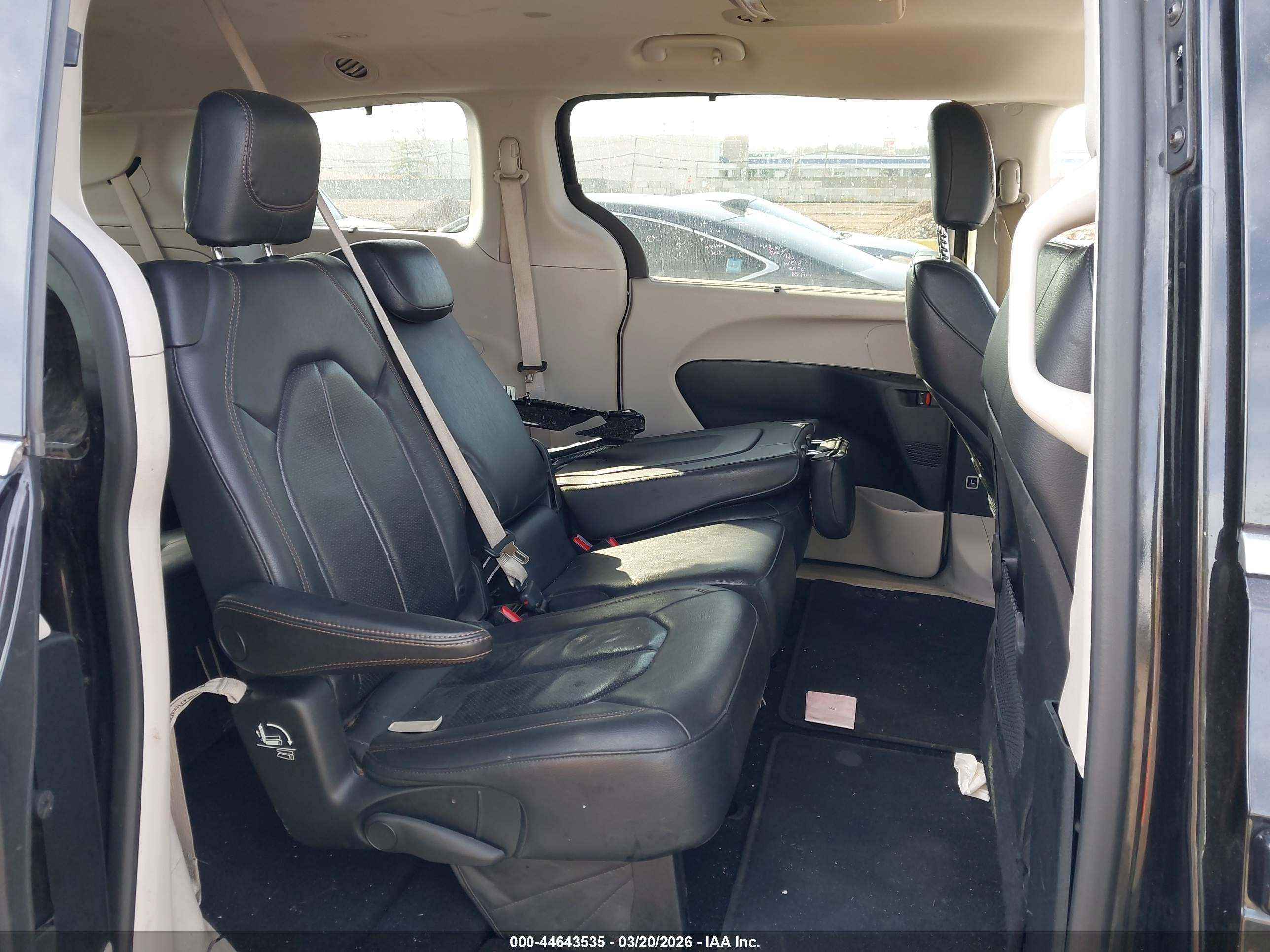CHRYSLER PACIFICA image 8