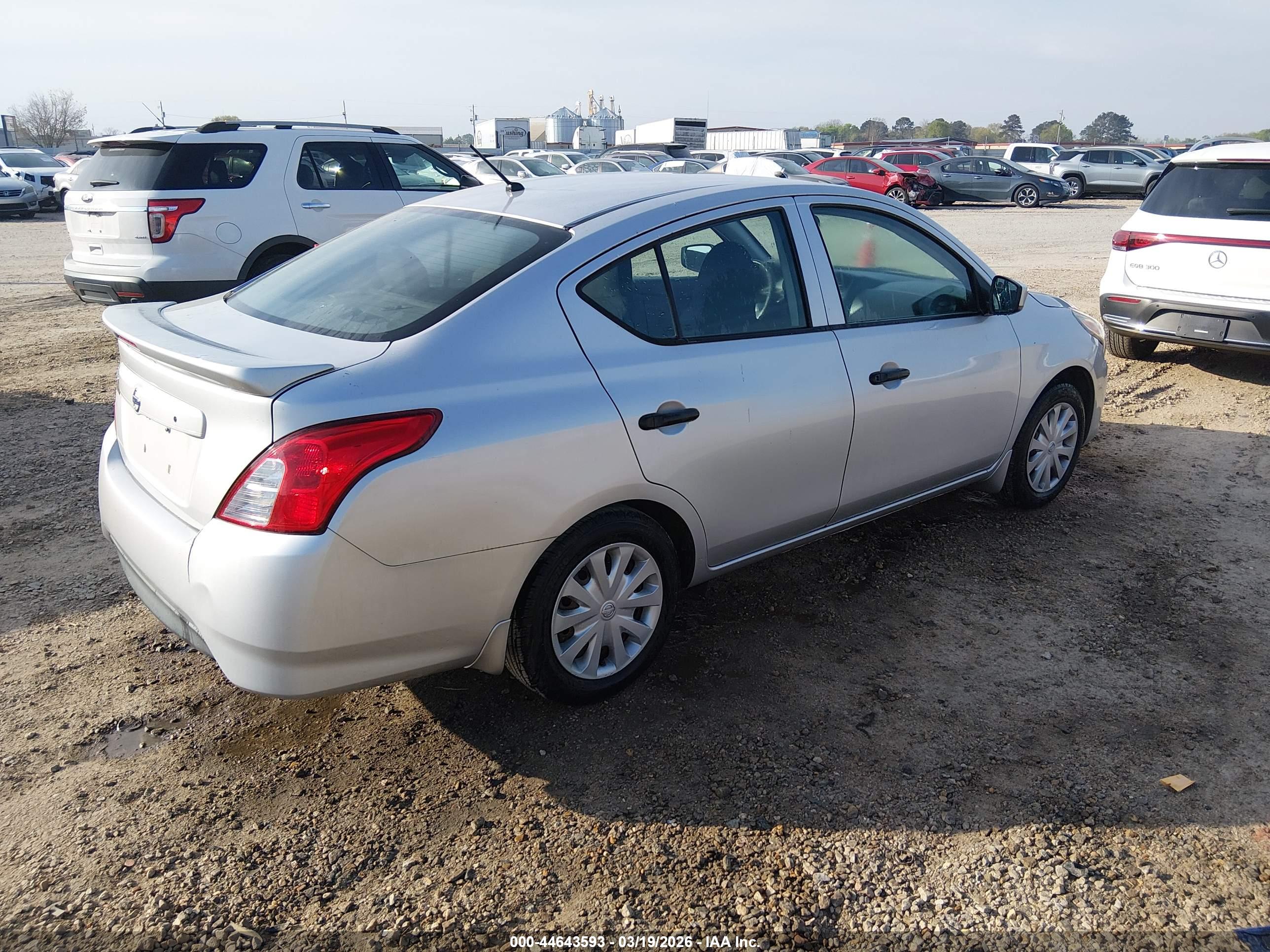 NISSAN VERSA image 4