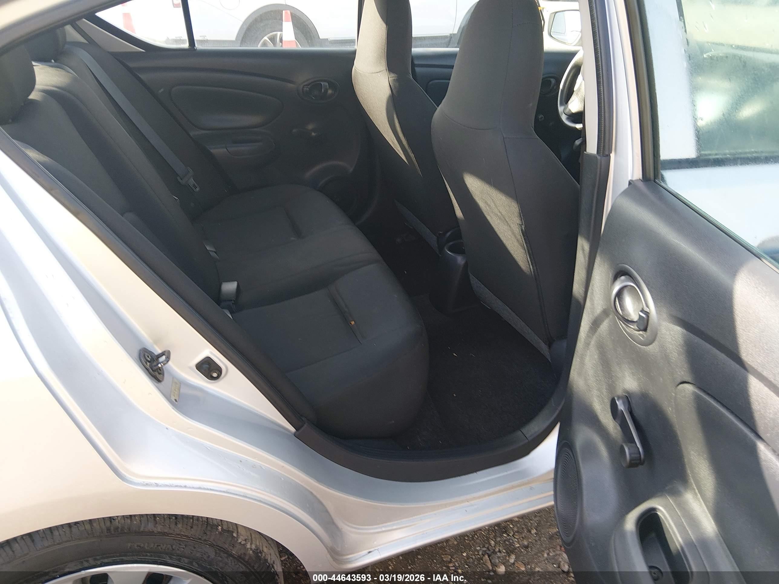 NISSAN VERSA image 8