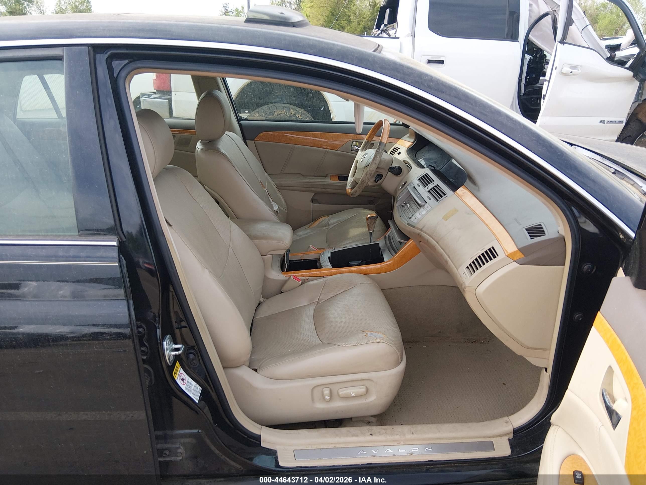 TOYOTA AVALON image 5