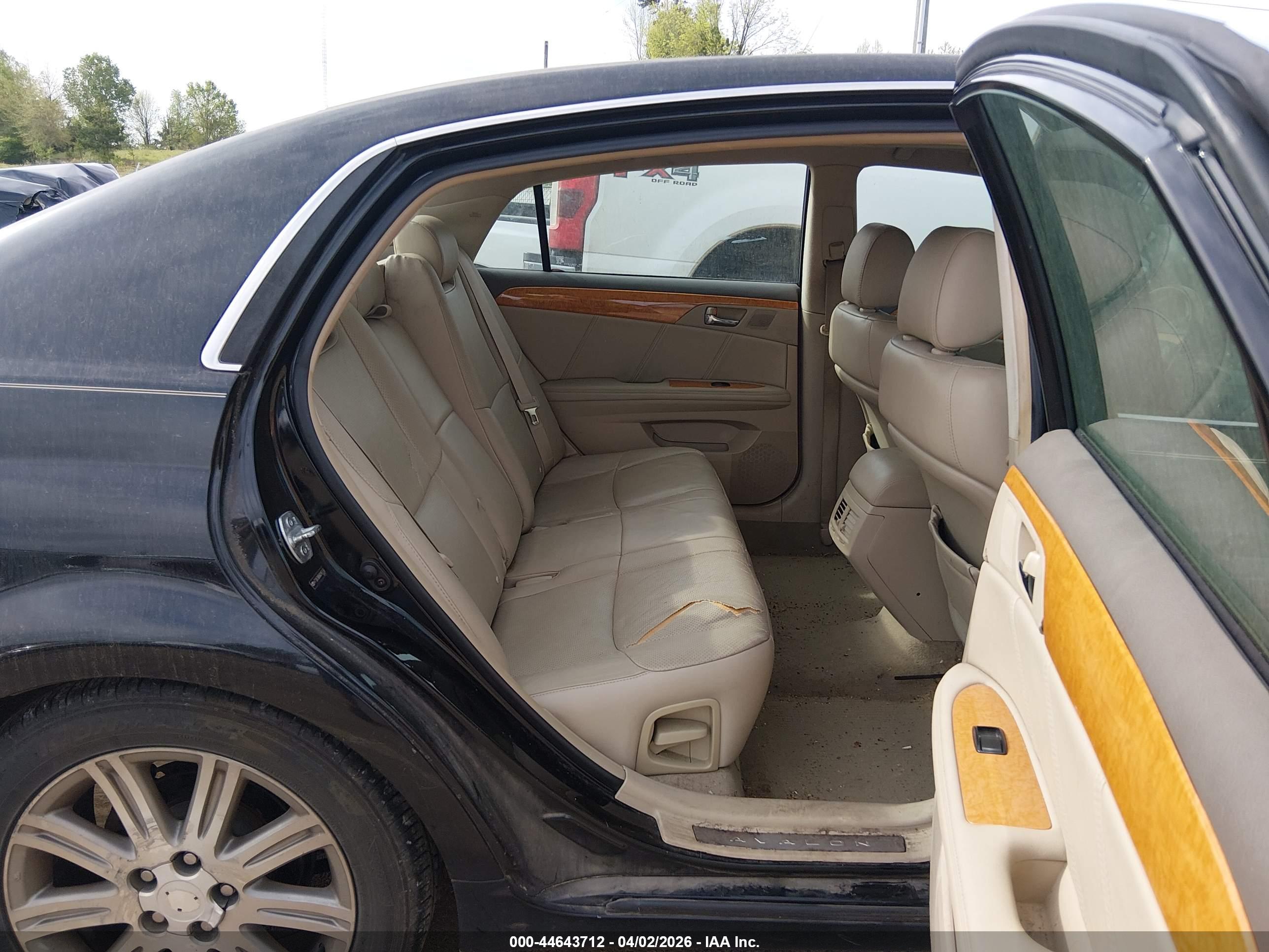 TOYOTA AVALON image 8