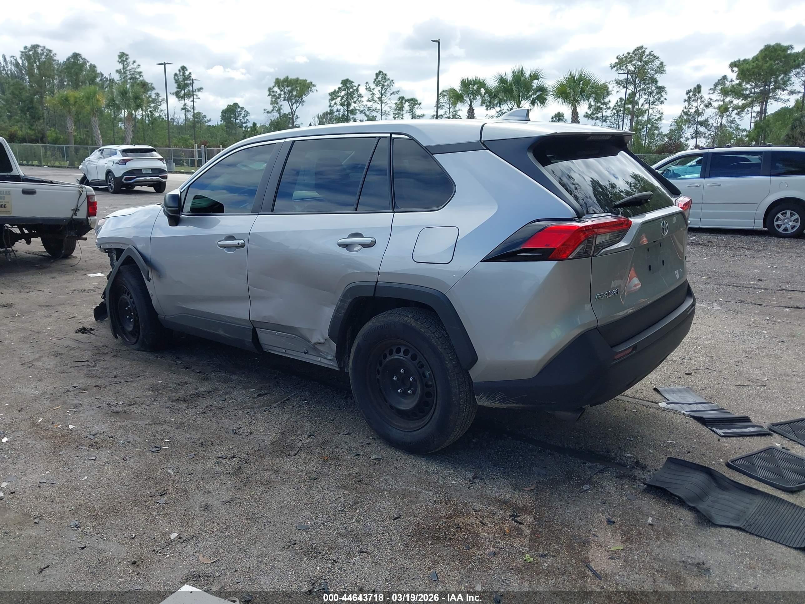 TOYOTA RAV4 image 3