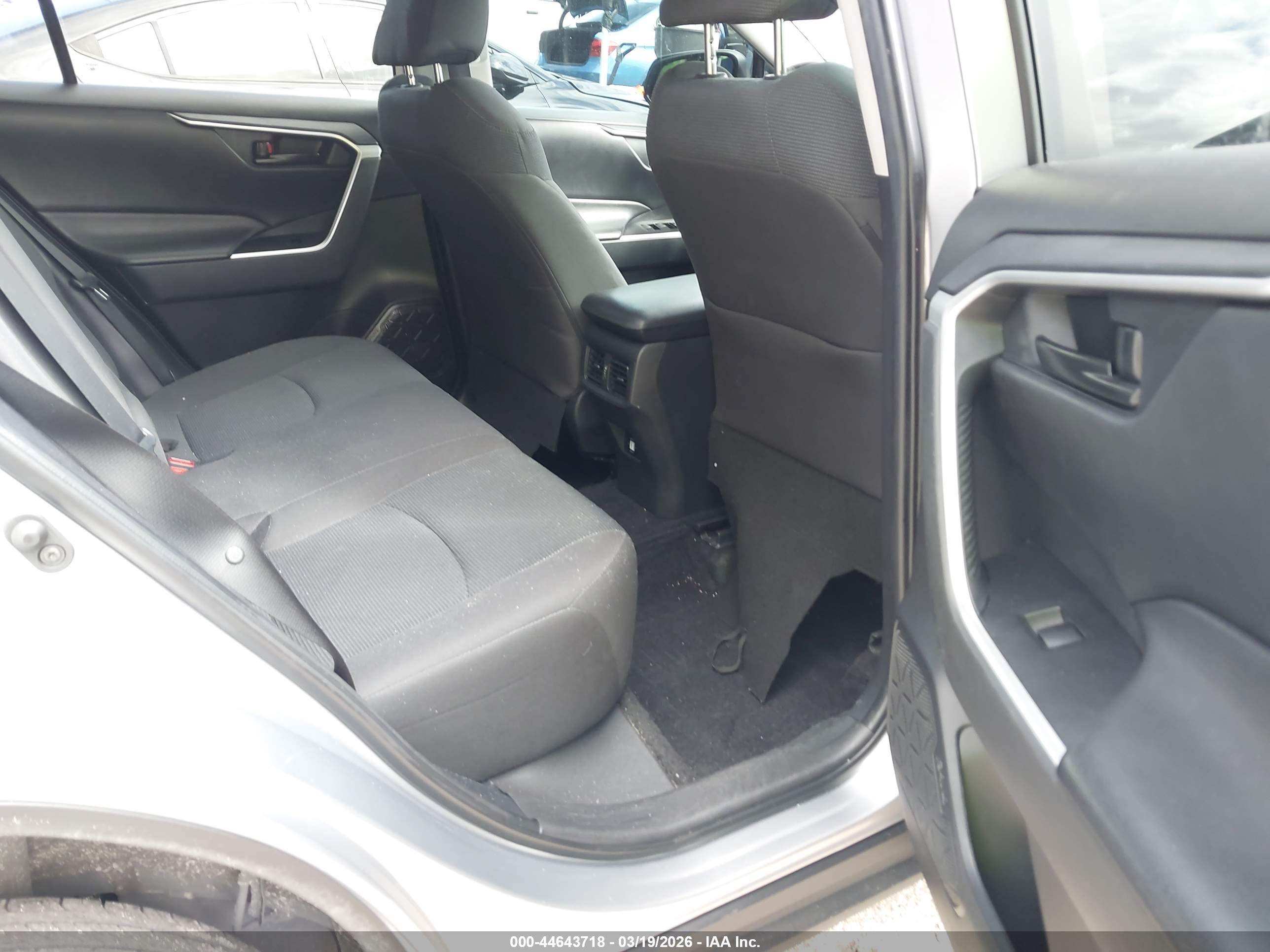 TOYOTA RAV4 image 8