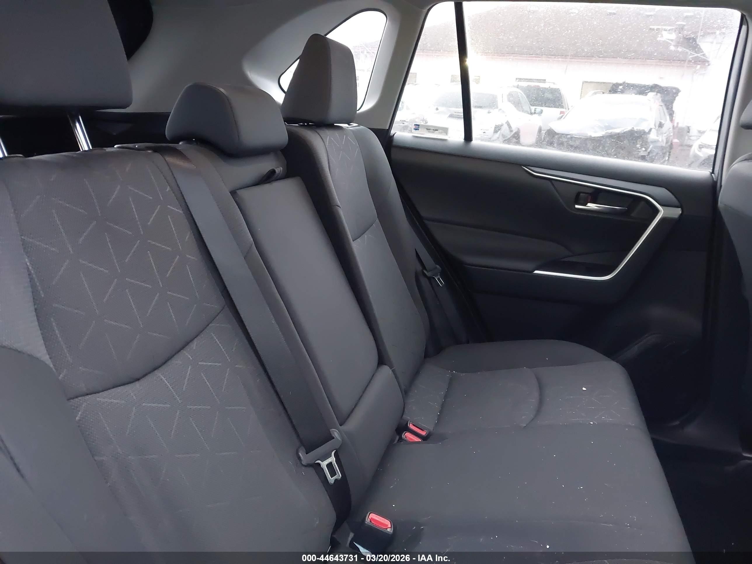 TOYOTA RAV4 image 8