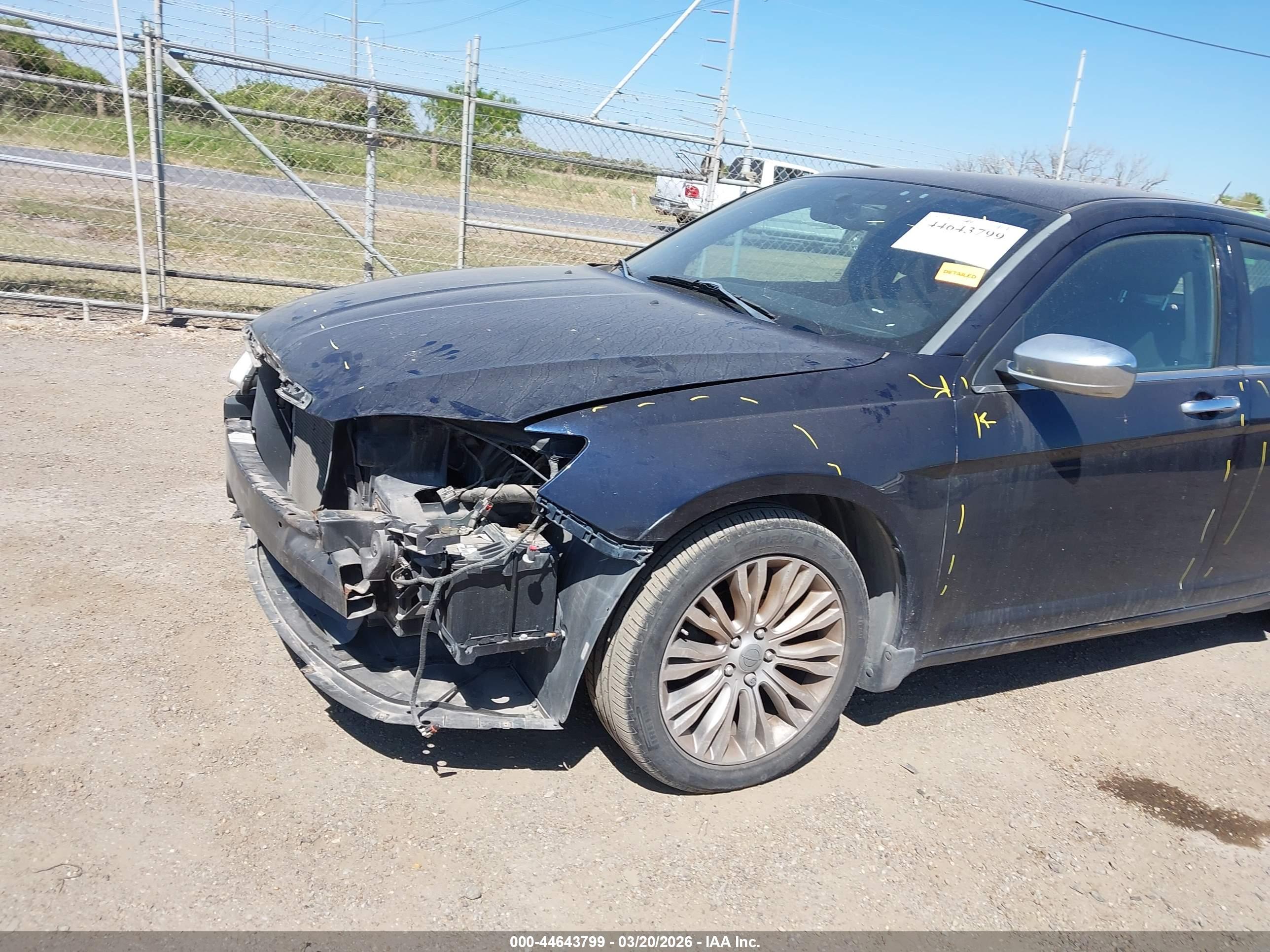 CHRYSLER 200 image 6