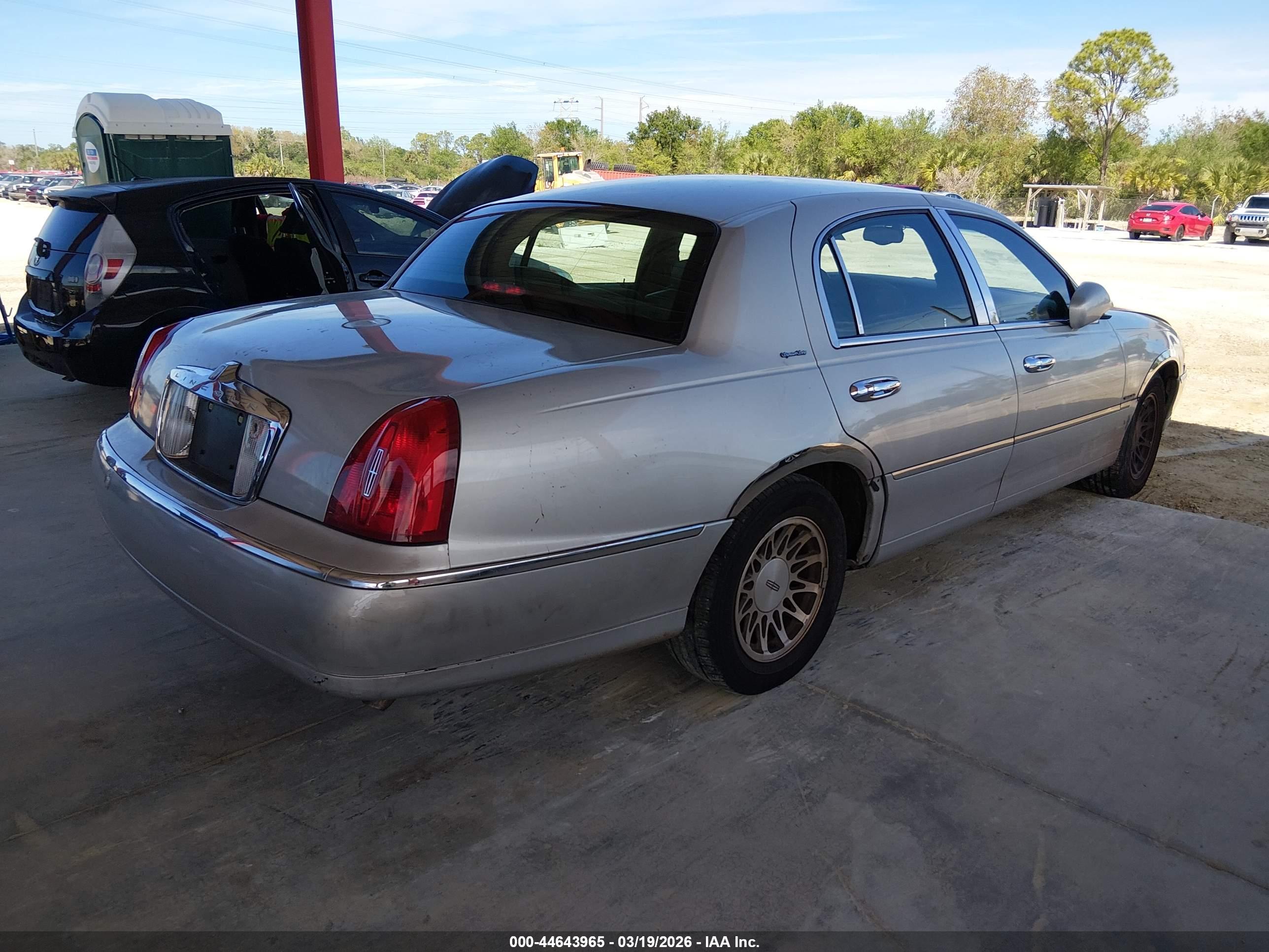 LINCOLN TOWN image 4