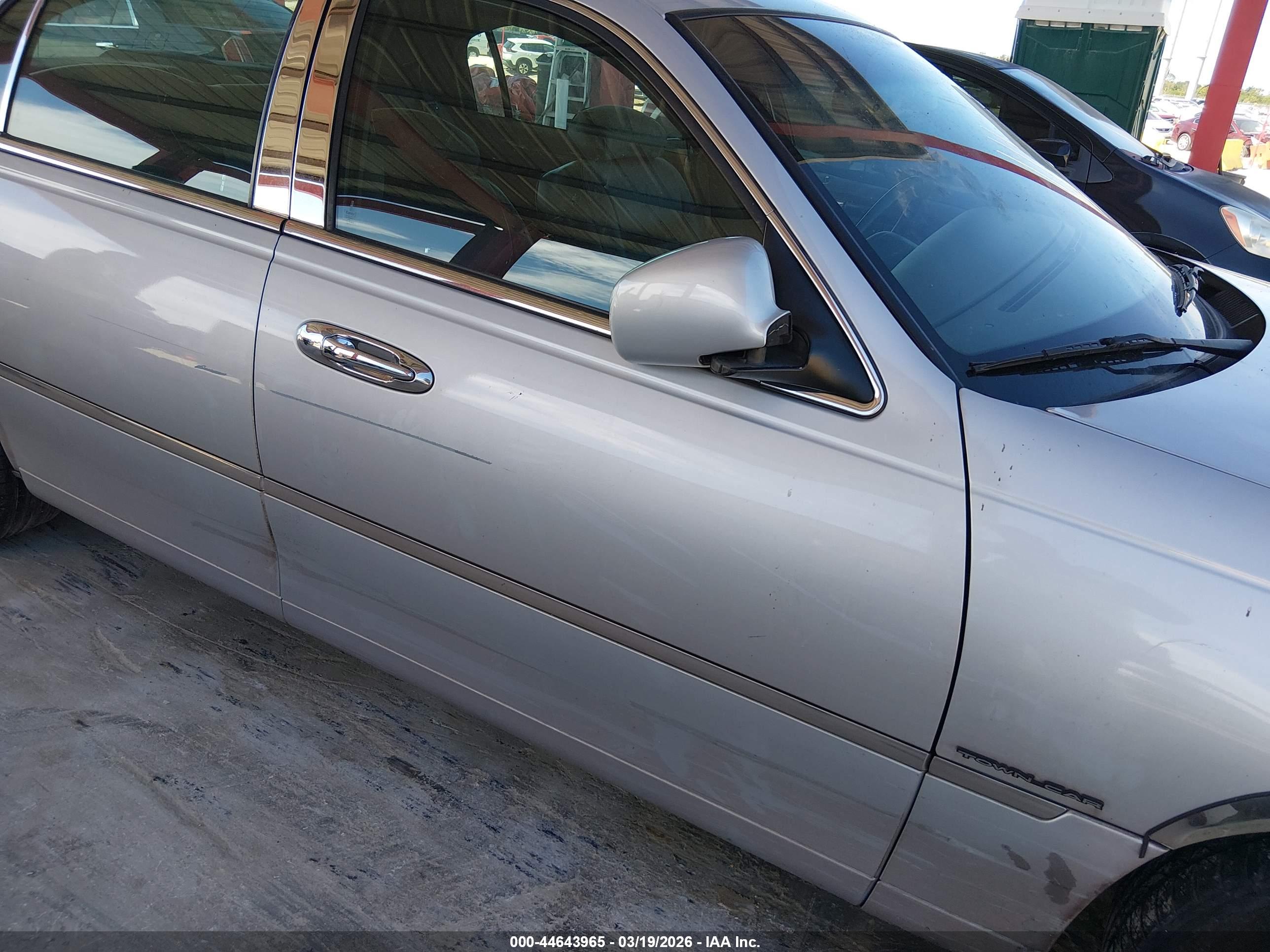 LINCOLN TOWN image 6