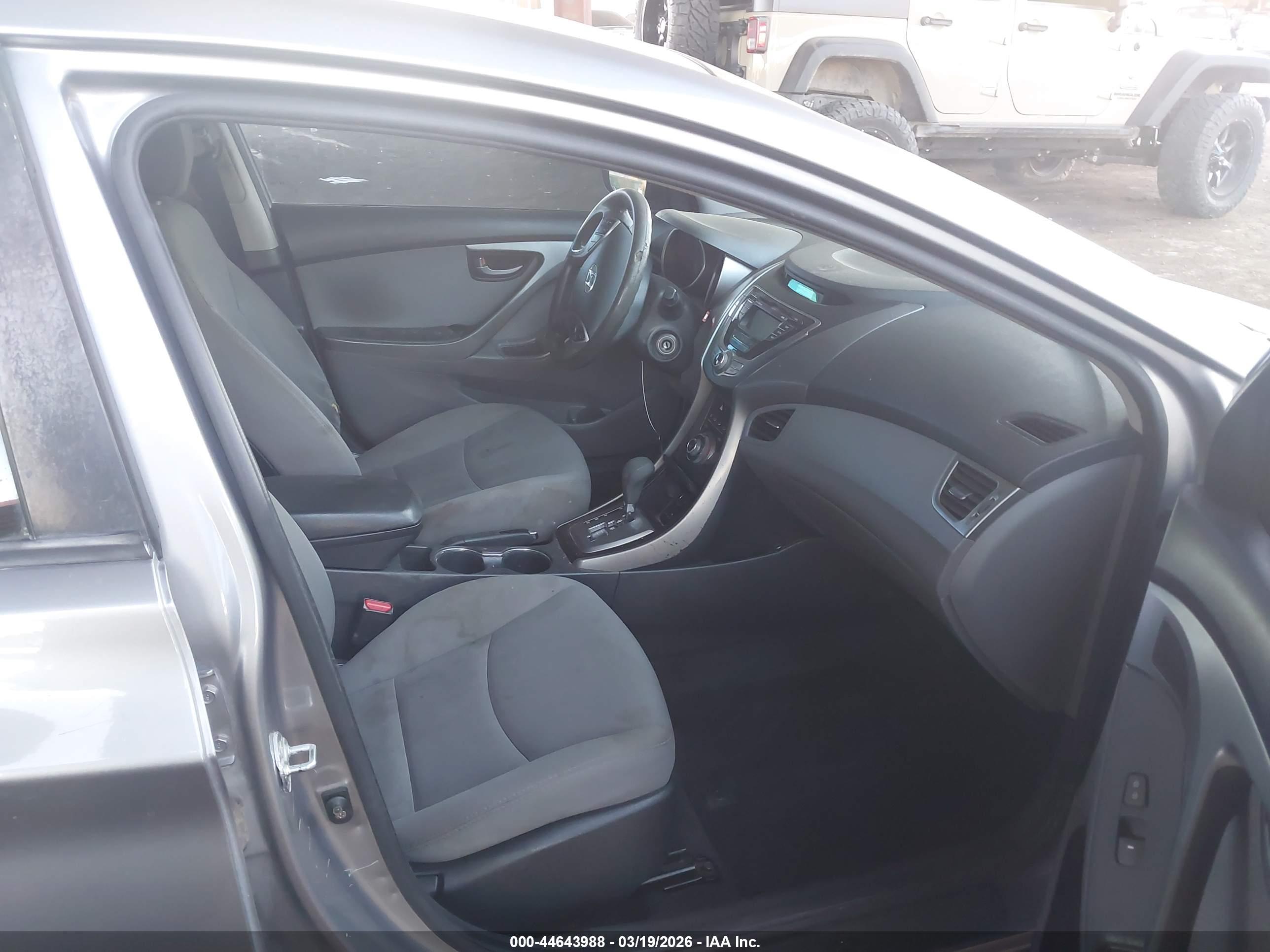 HYUNDAI ELANTRA image 5