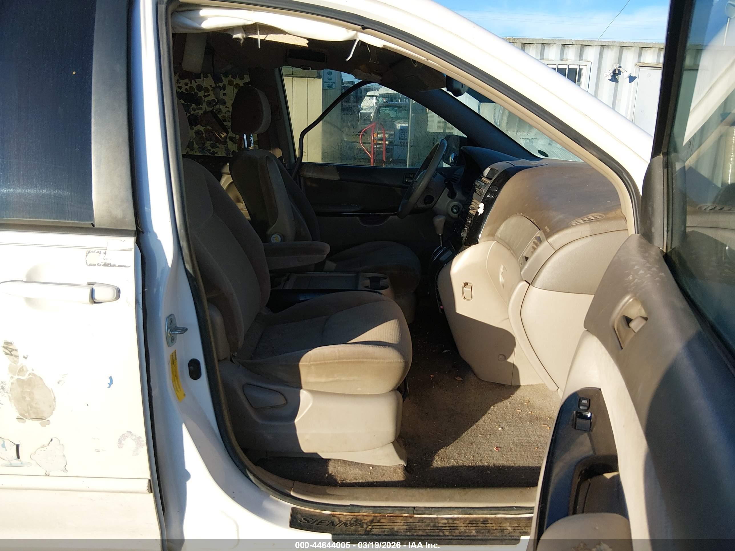 TOYOTA SIENNA image 5