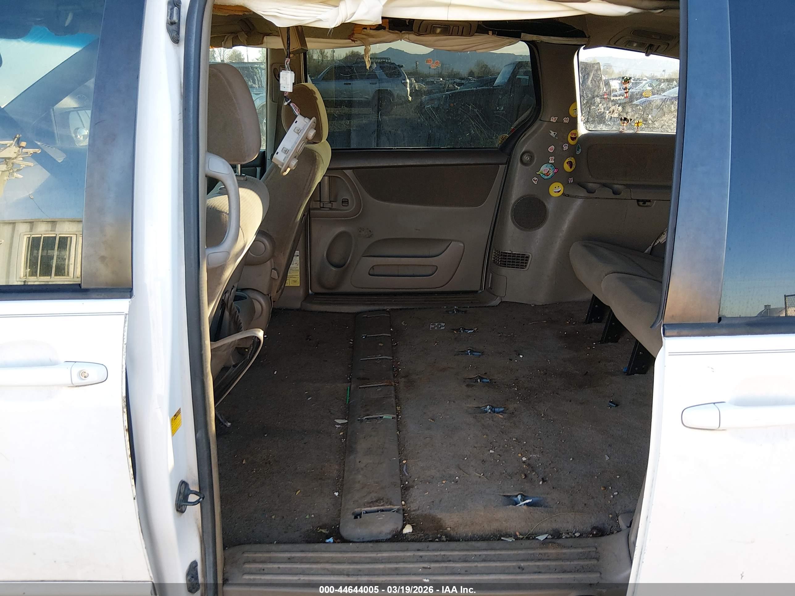 TOYOTA SIENNA image 8