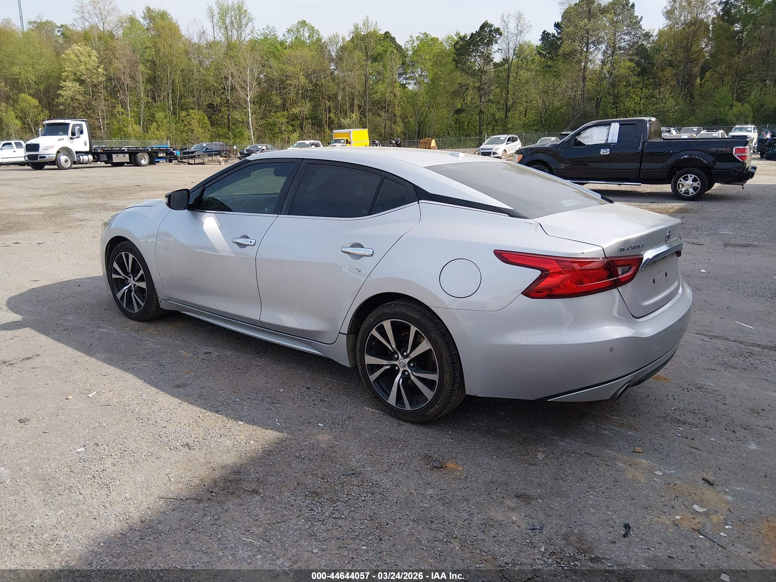 NISSAN MAXIMA image 3