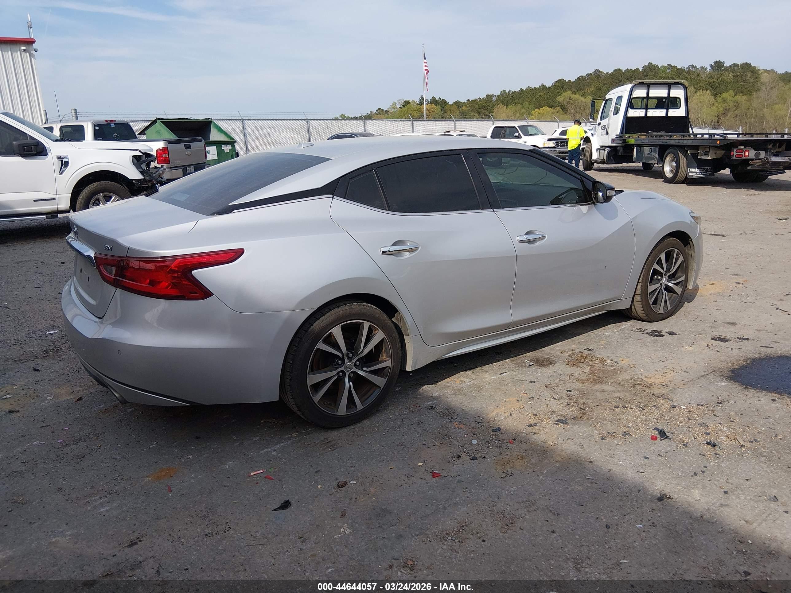 NISSAN MAXIMA image 4