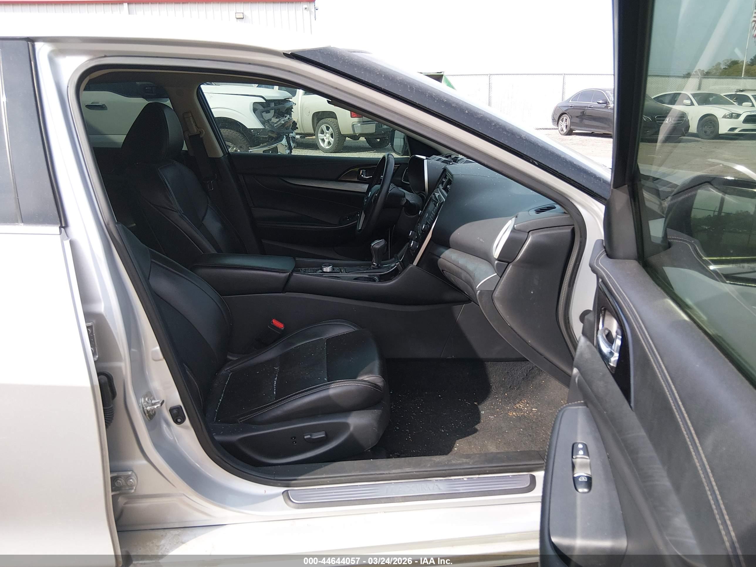 NISSAN MAXIMA image 5