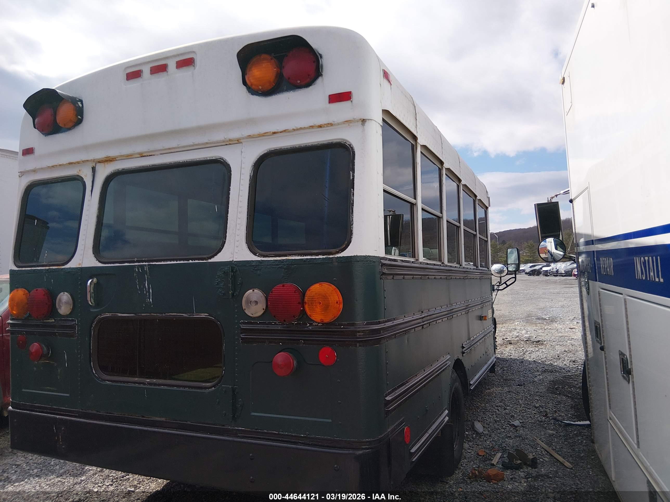CHEVROLET EXPRESS image 4