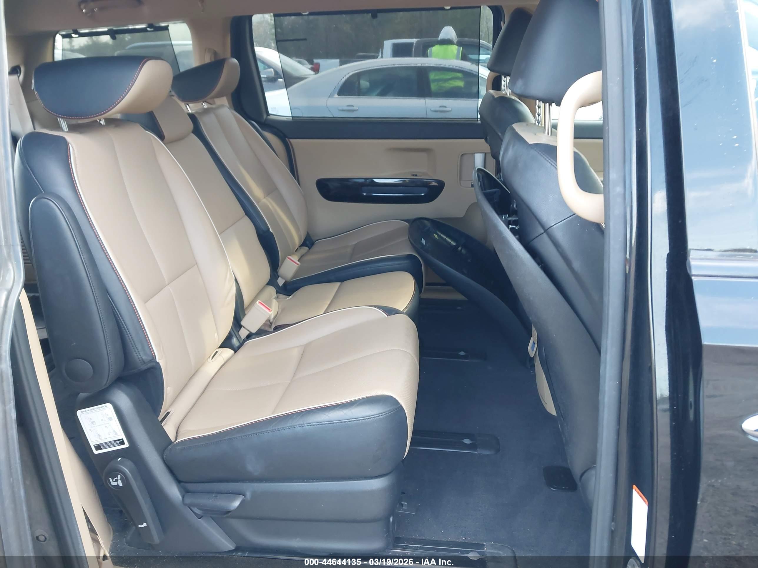 KIA SEDONA image 8