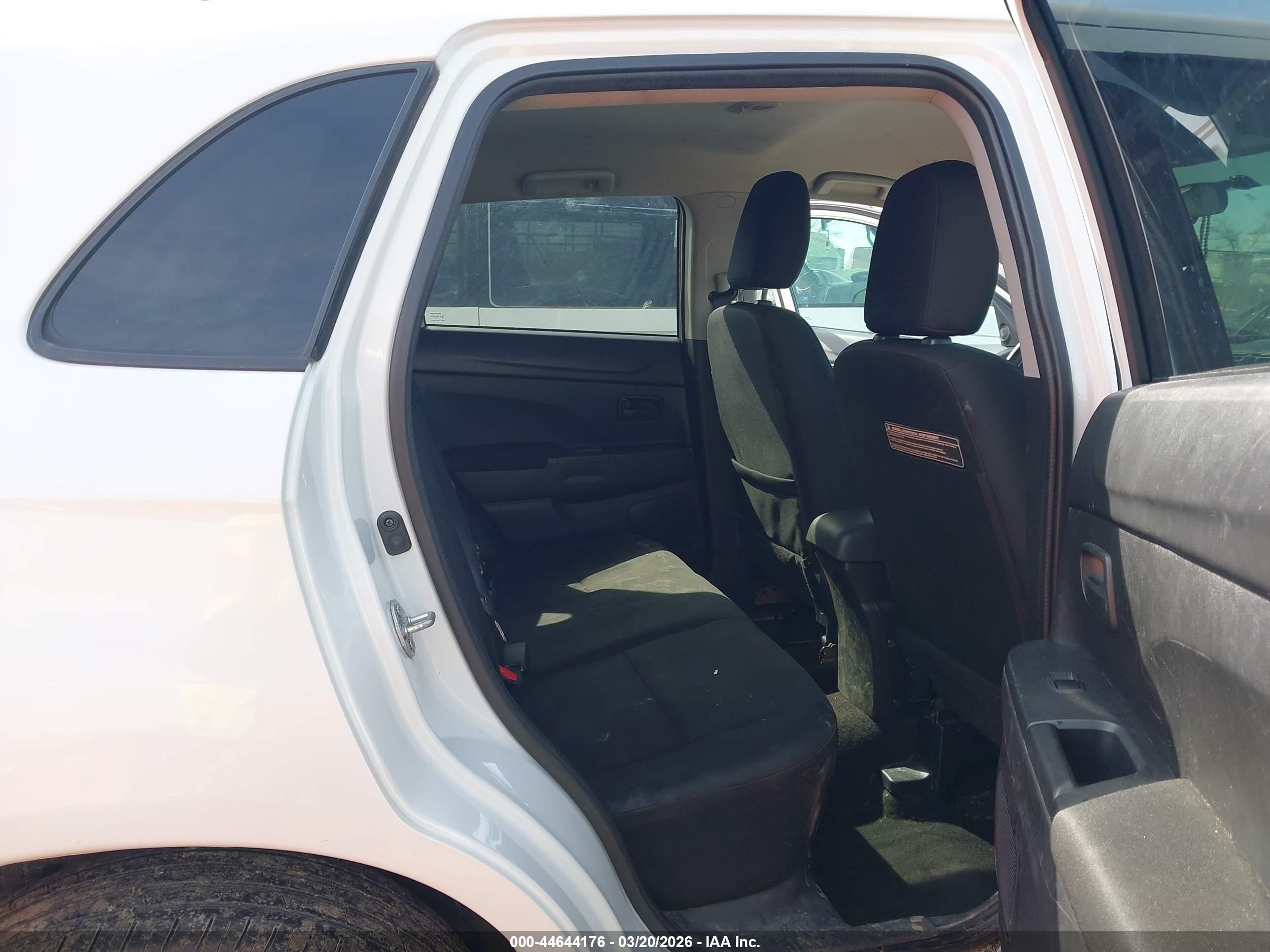 MITSUBISHI OUTLANDER image 8
