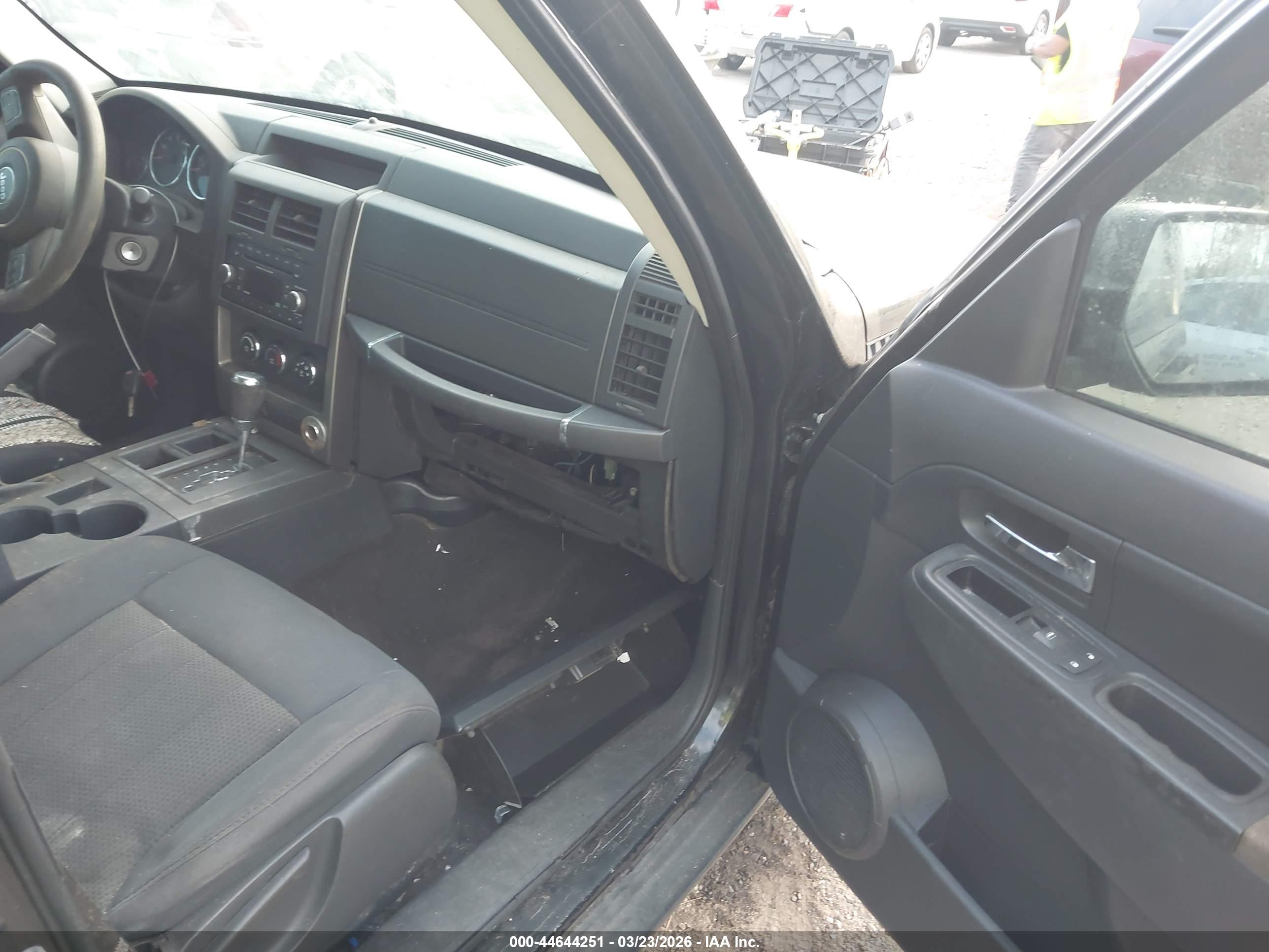 JEEP LIBERTY image 5
