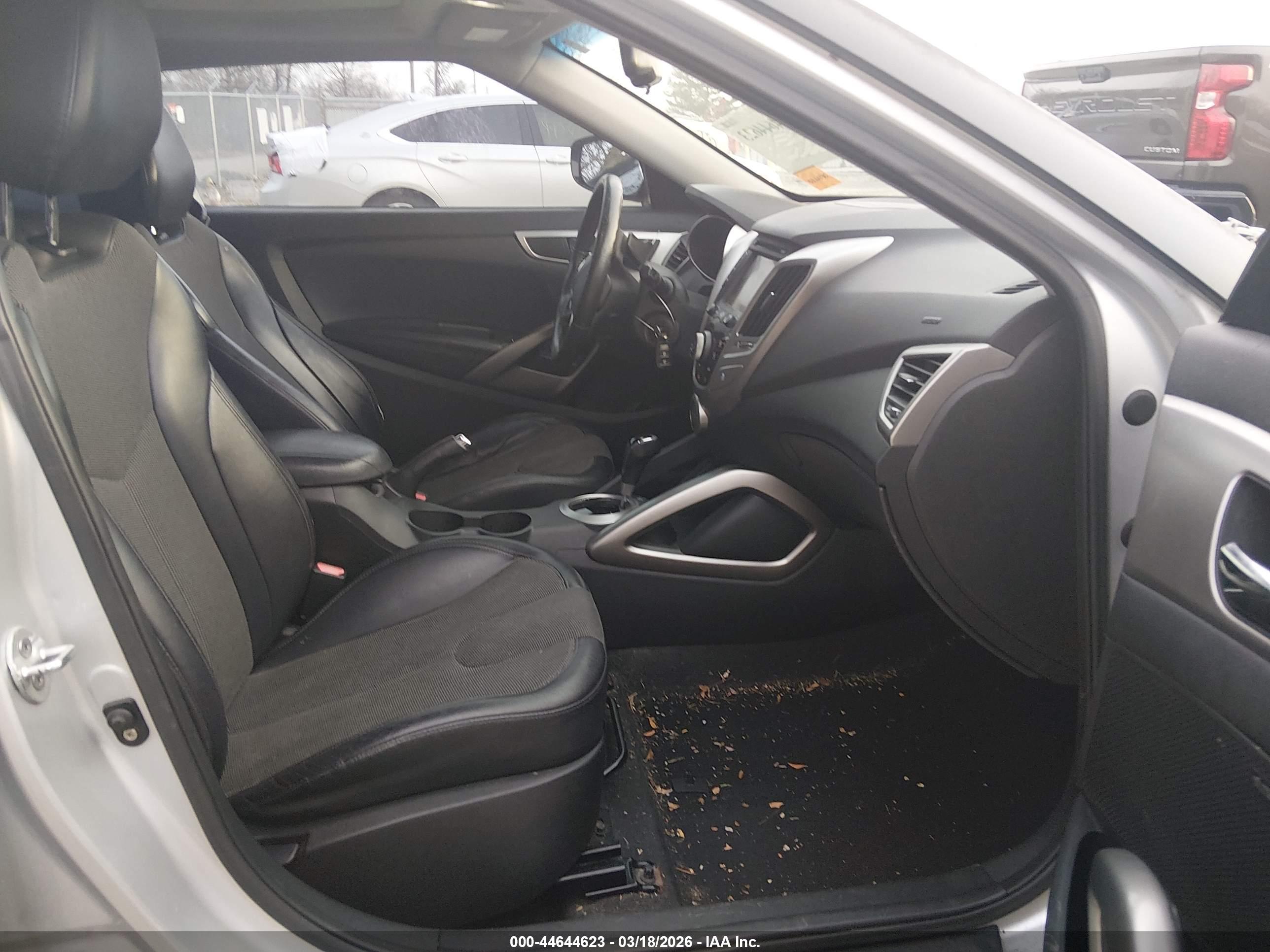 HYUNDAI VELOSTER image 5