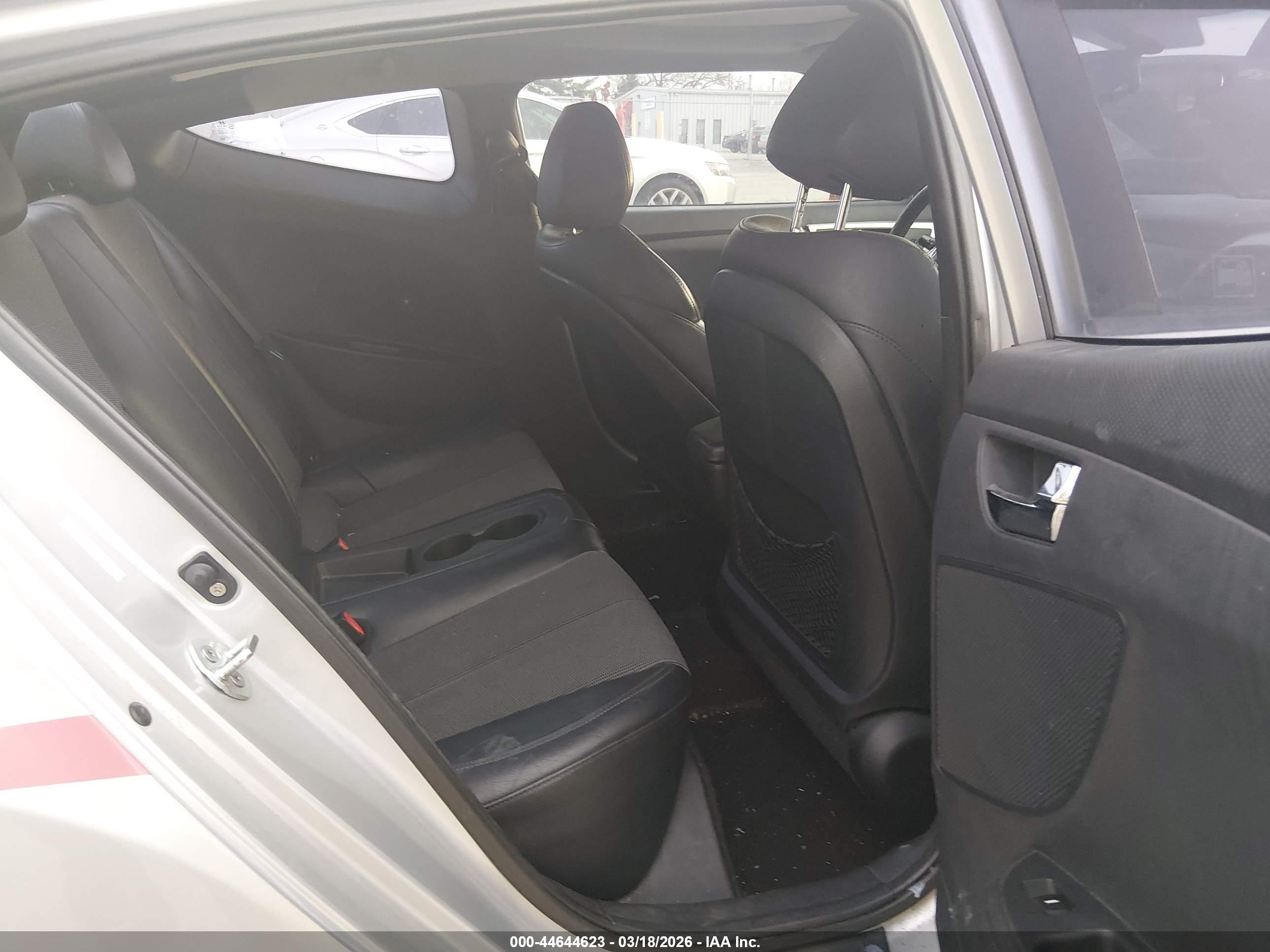 HYUNDAI VELOSTER image 8