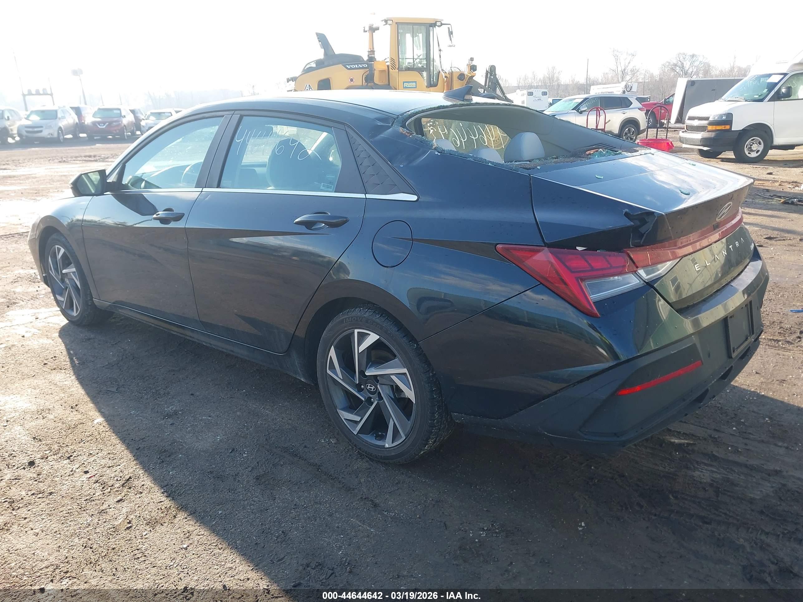 HYUNDAI ELANTRA image 3