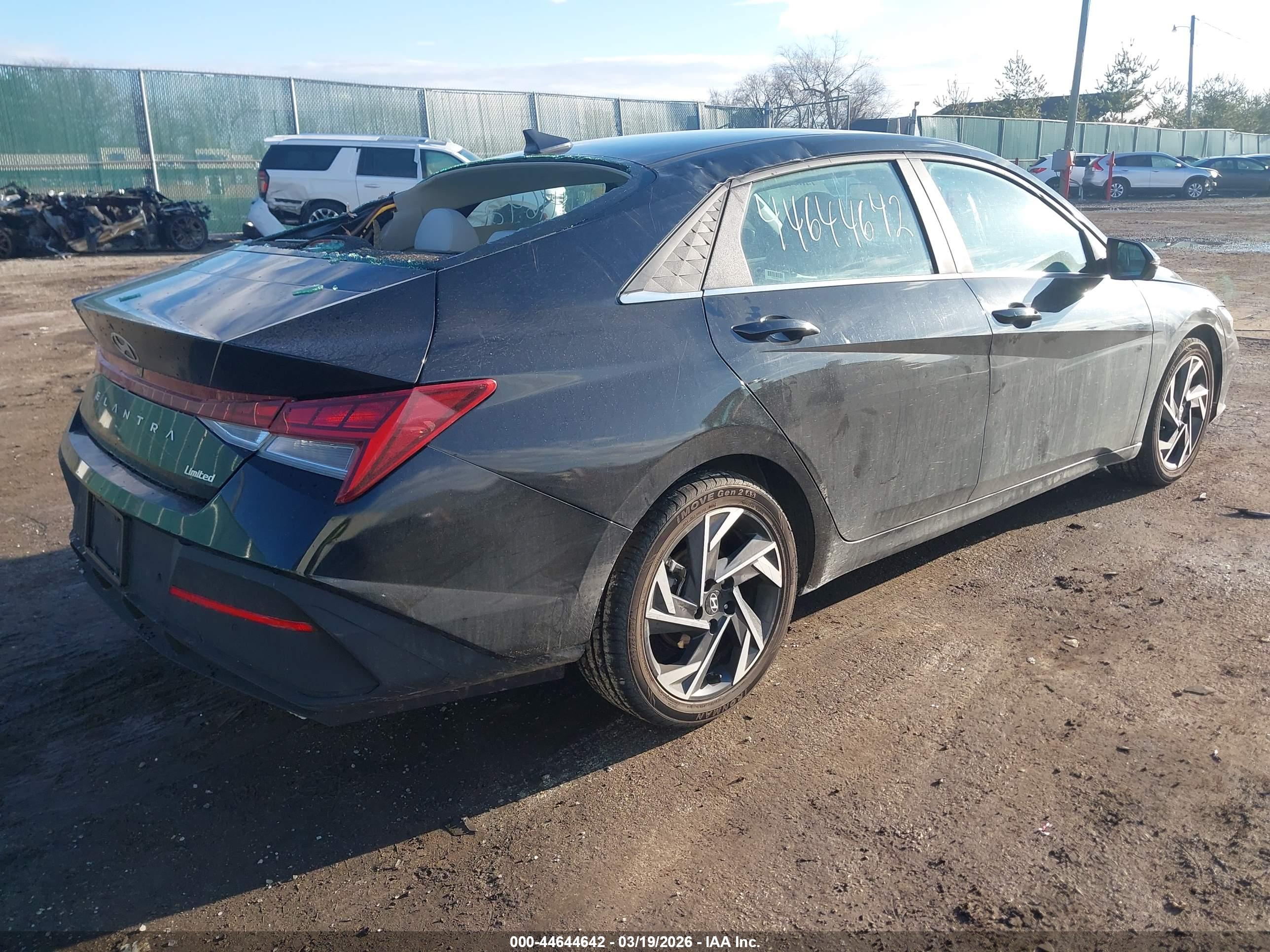 HYUNDAI ELANTRA image 4