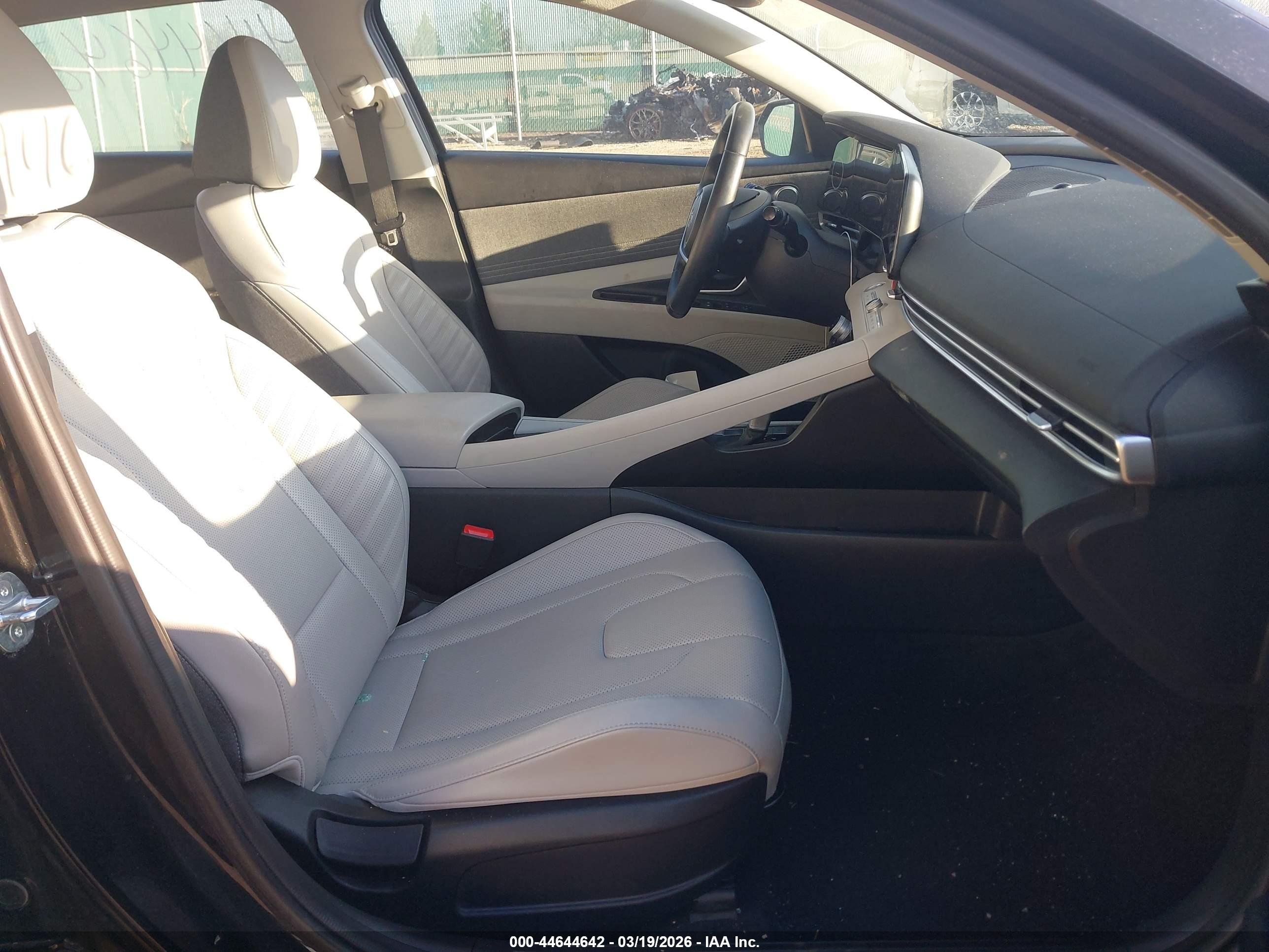 HYUNDAI ELANTRA image 5