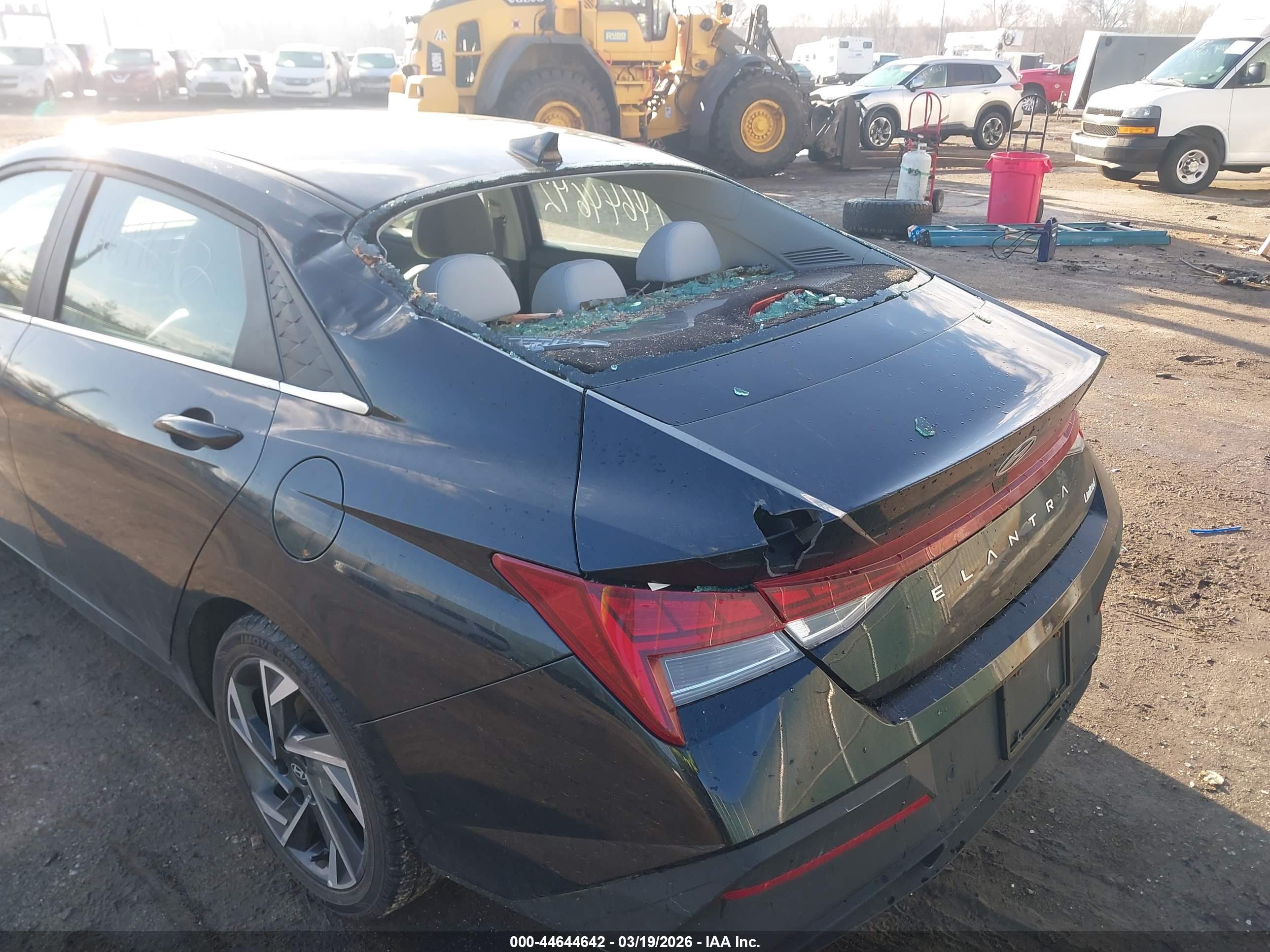 HYUNDAI ELANTRA image 6