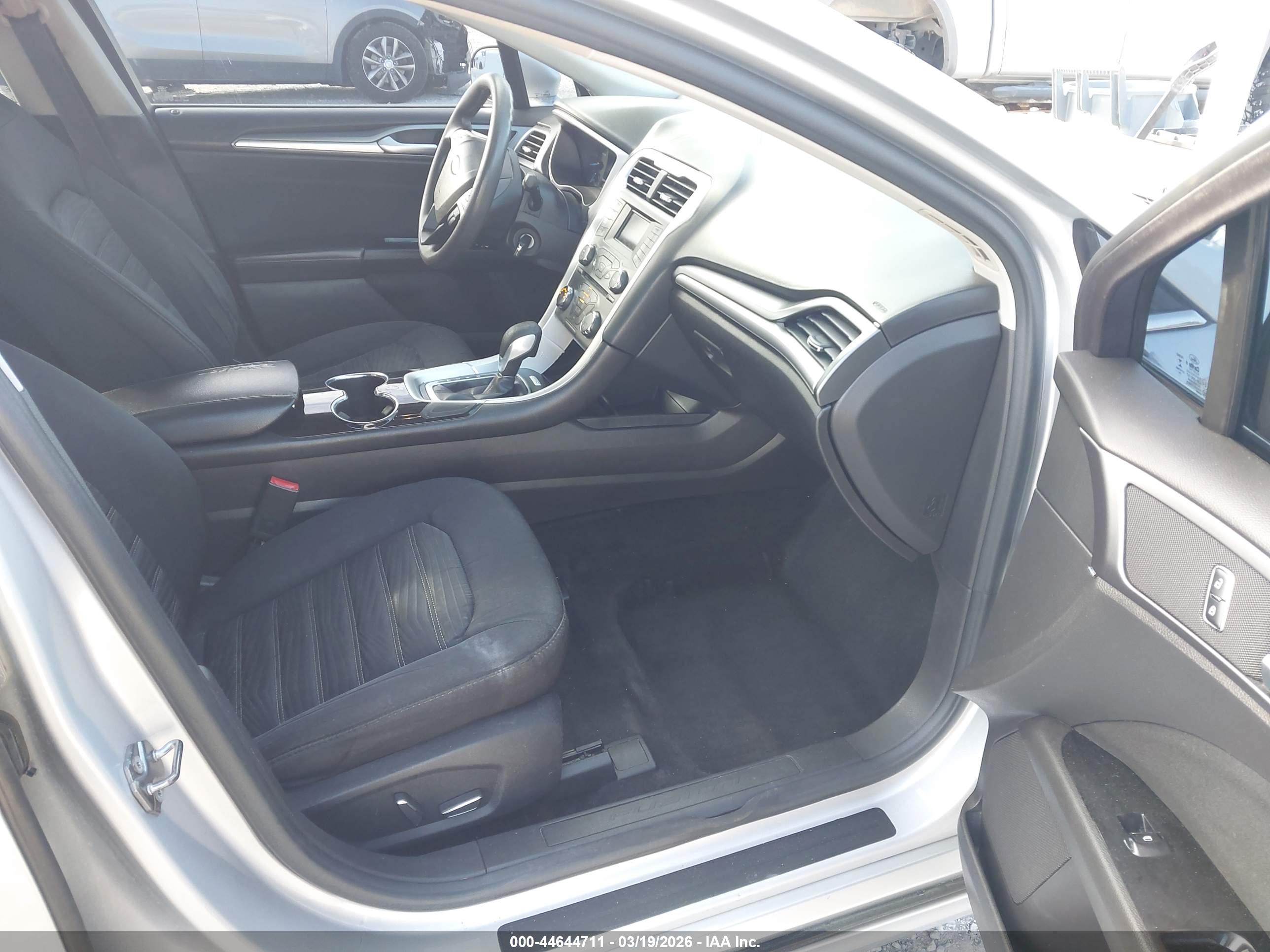 FORD FUSION image 5