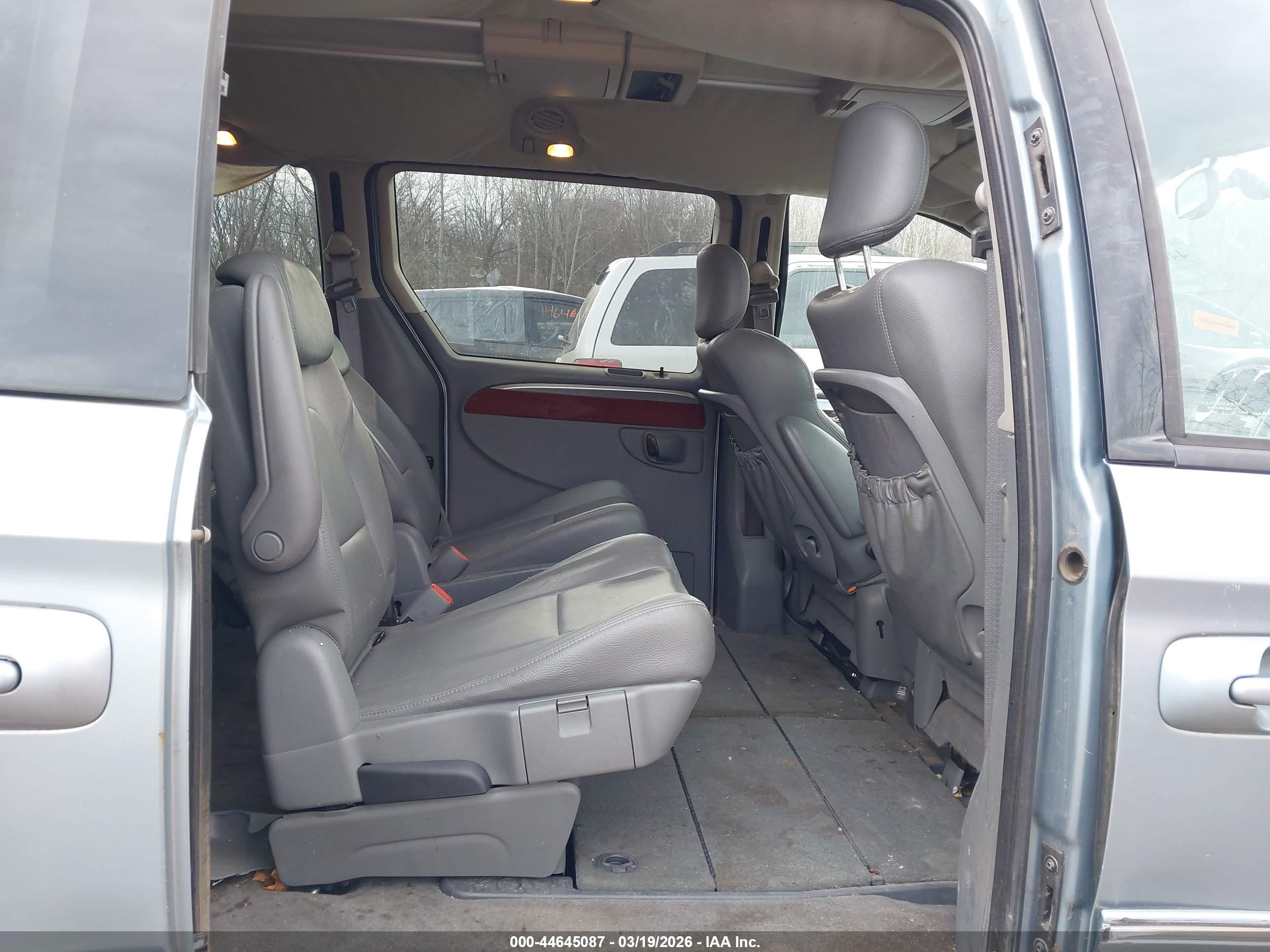 CHRYSLER TOWN image 8