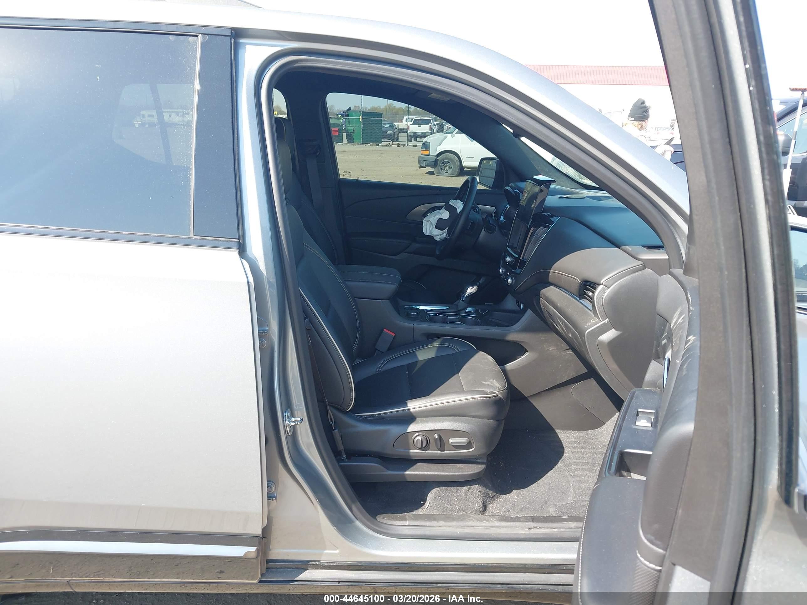 CHEVROLET TRAVERSE image 5