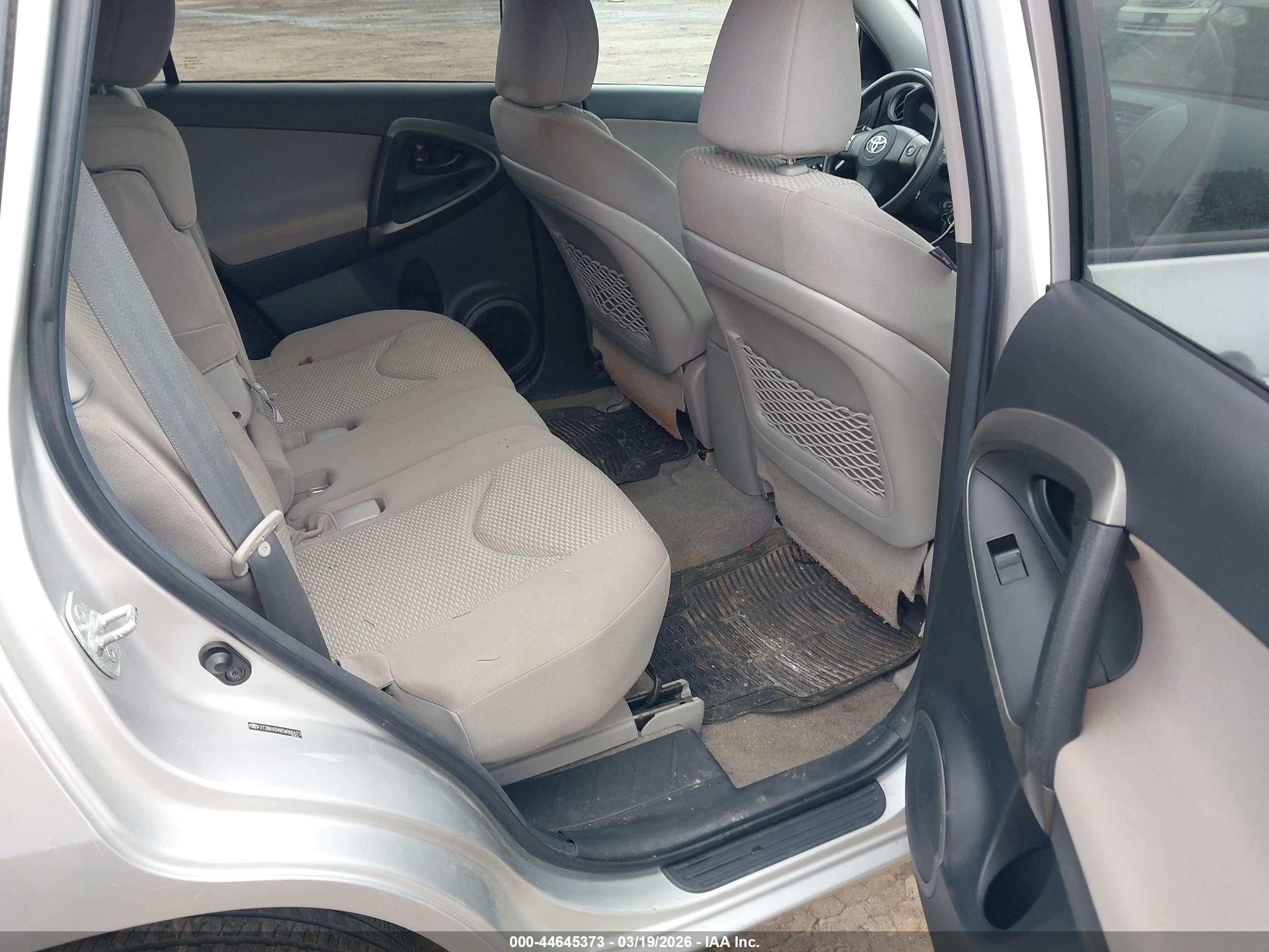 TOYOTA RAV4 image 8