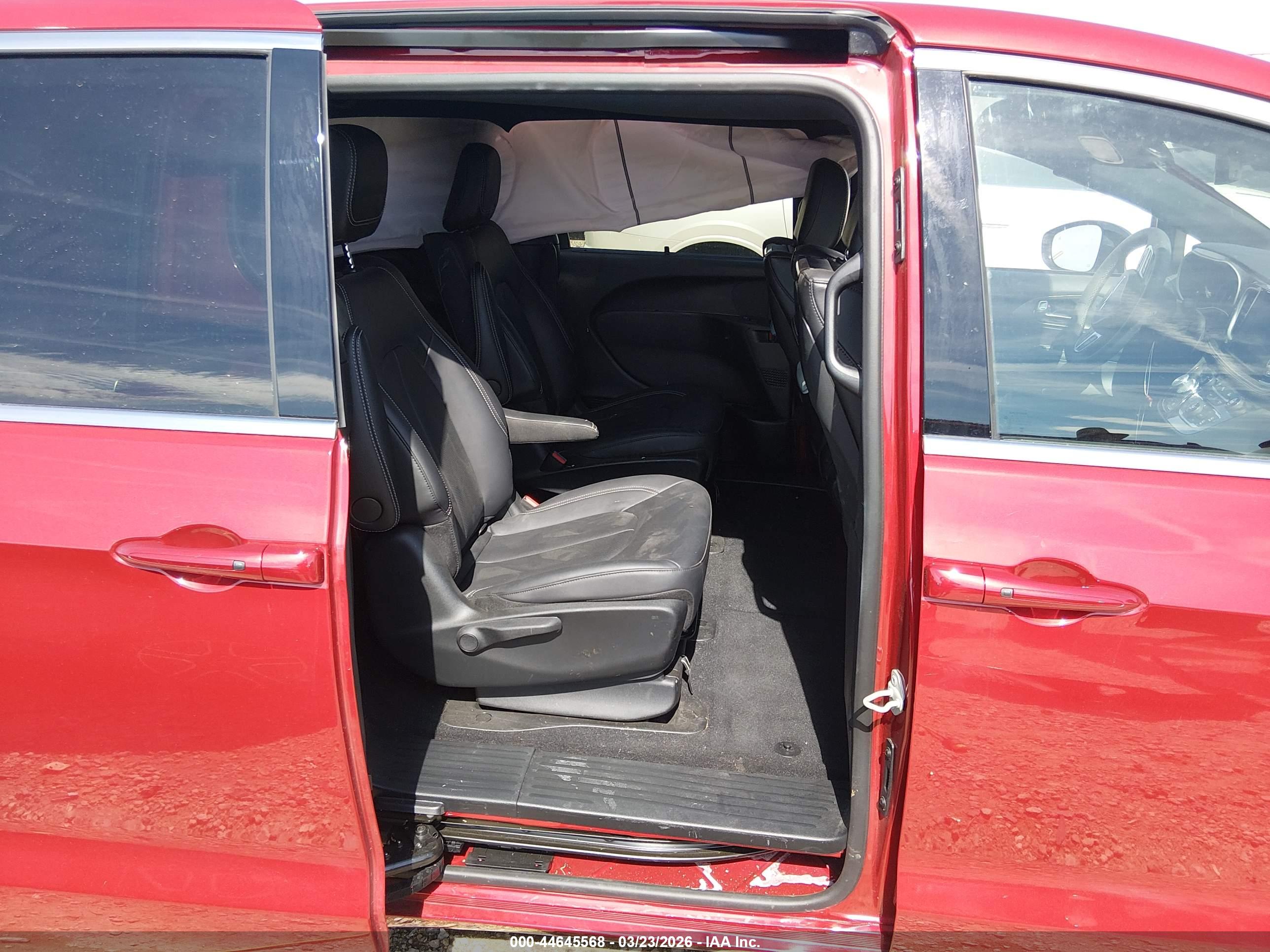 CHRYSLER PACIFICA image 8