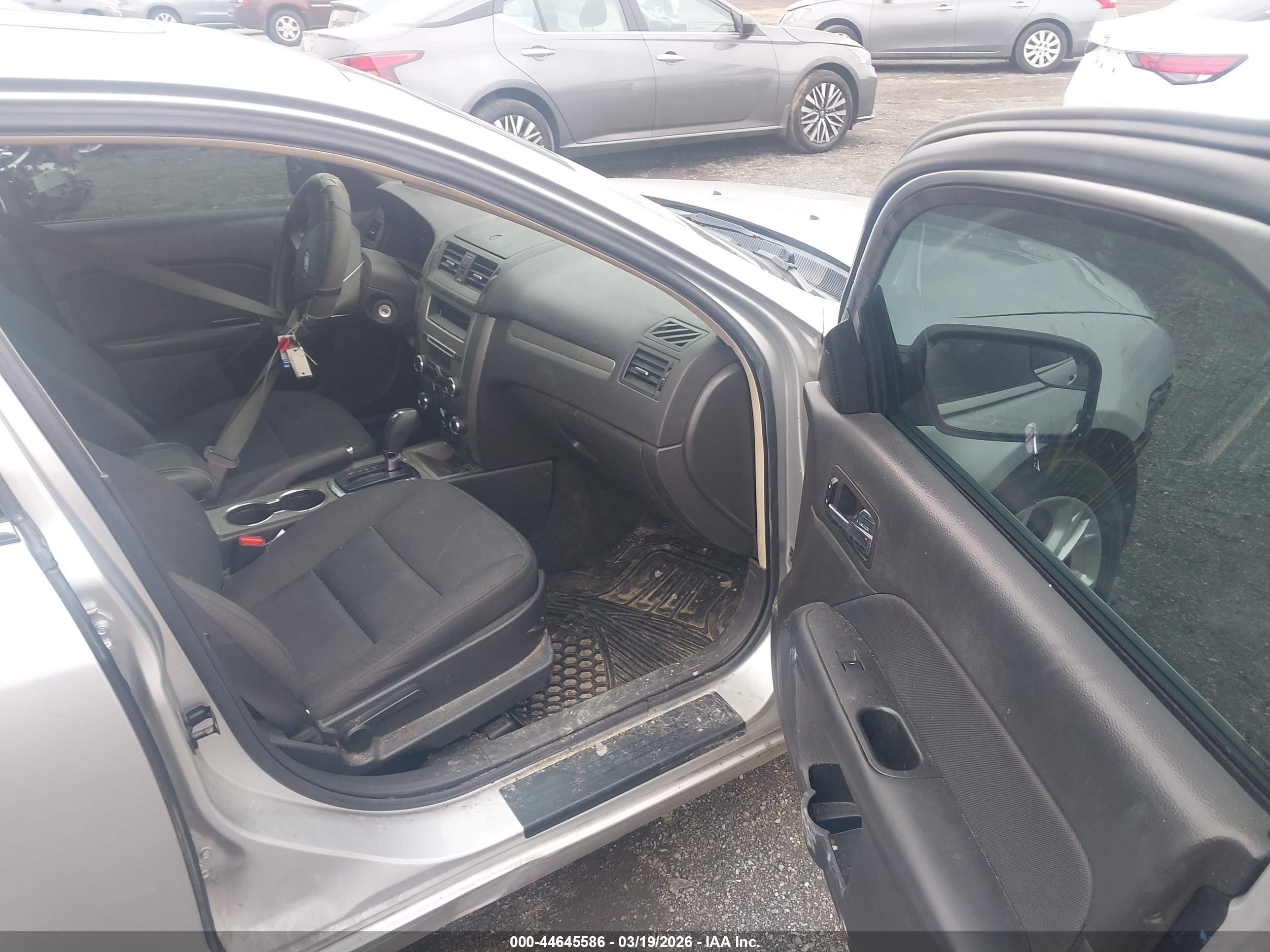 FORD FUSION image 5