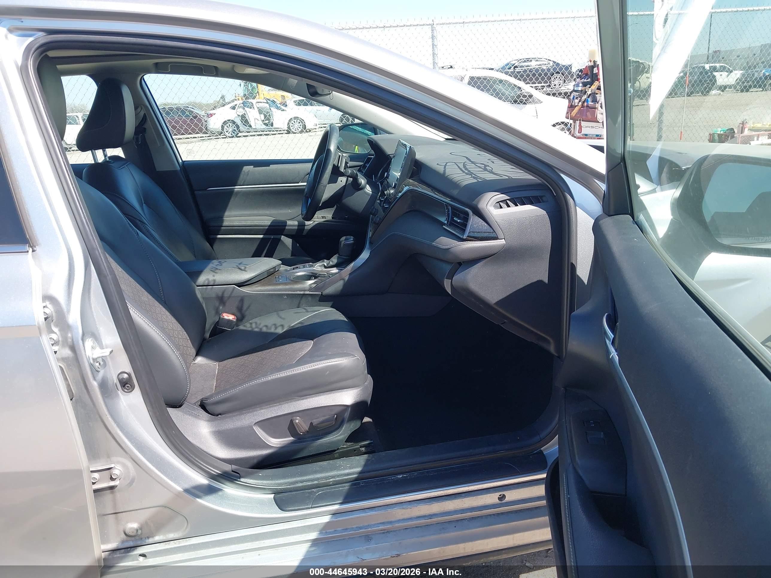 TOYOTA CAMRY image 5