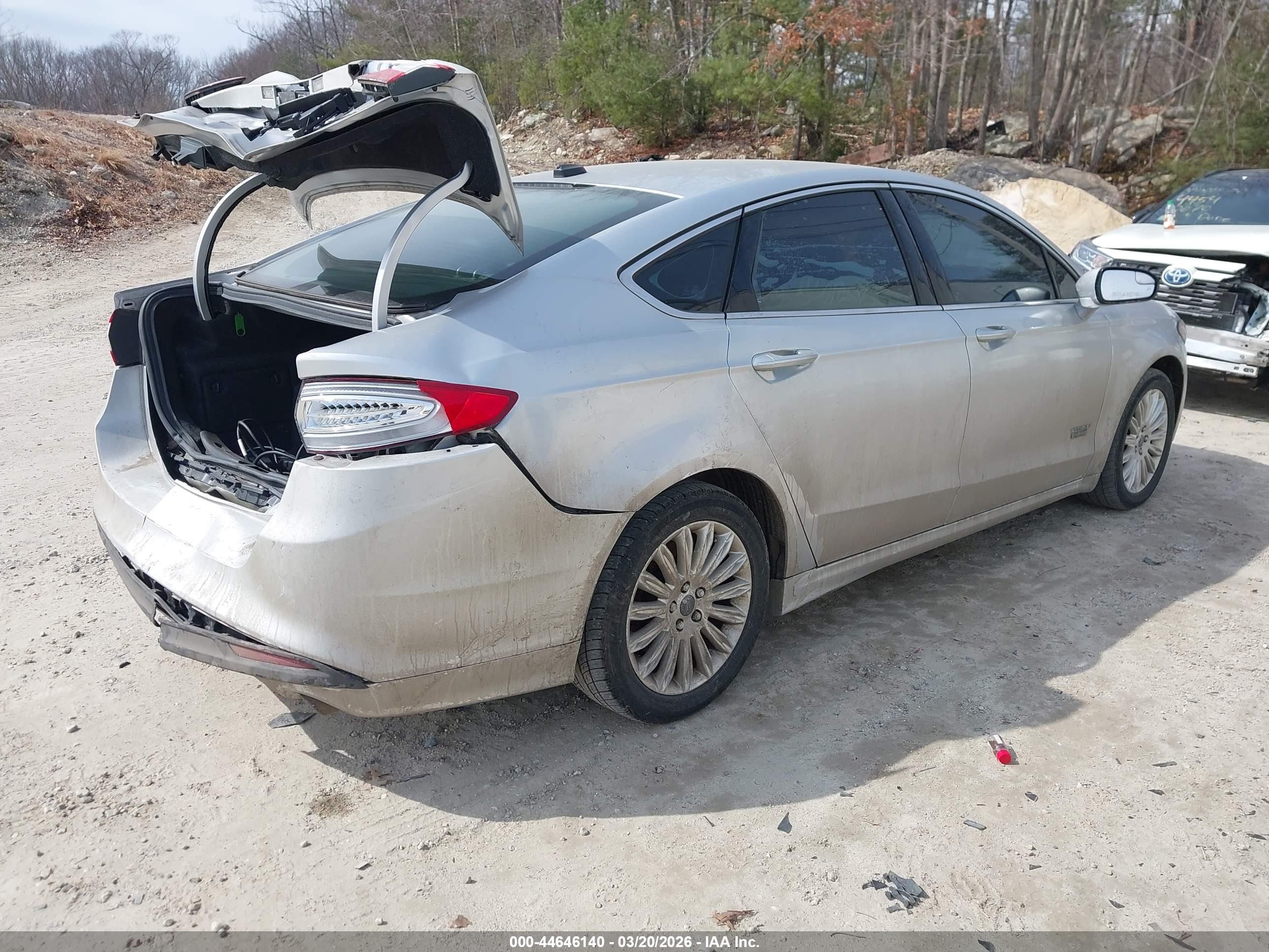 FORD FUSION image 4