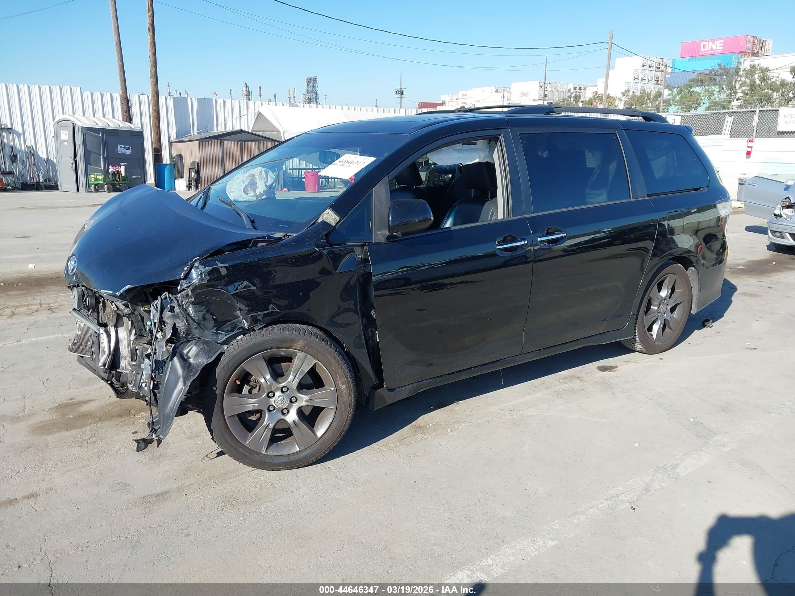 TOYOTA SIENNA image 2