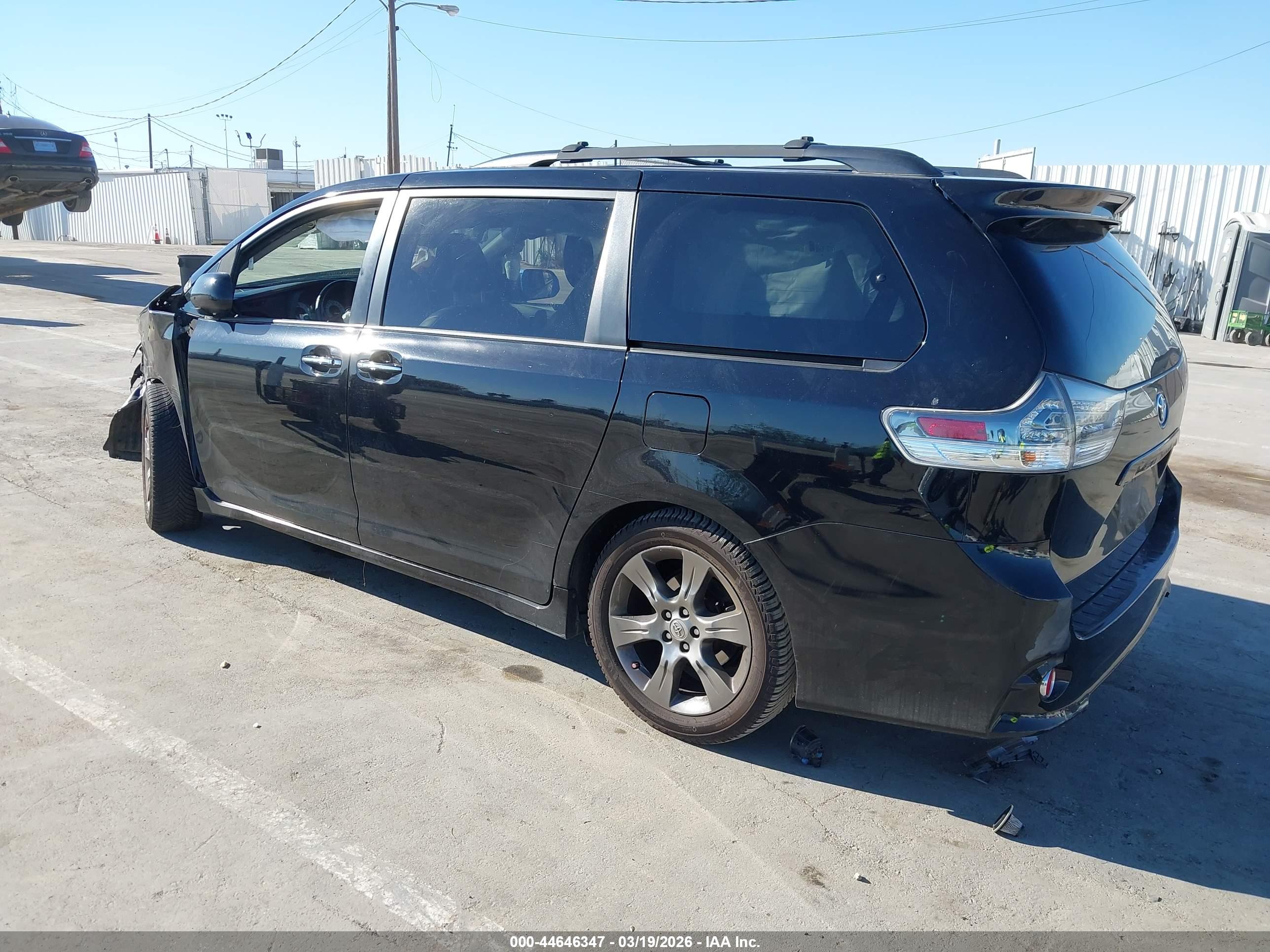TOYOTA SIENNA image 3