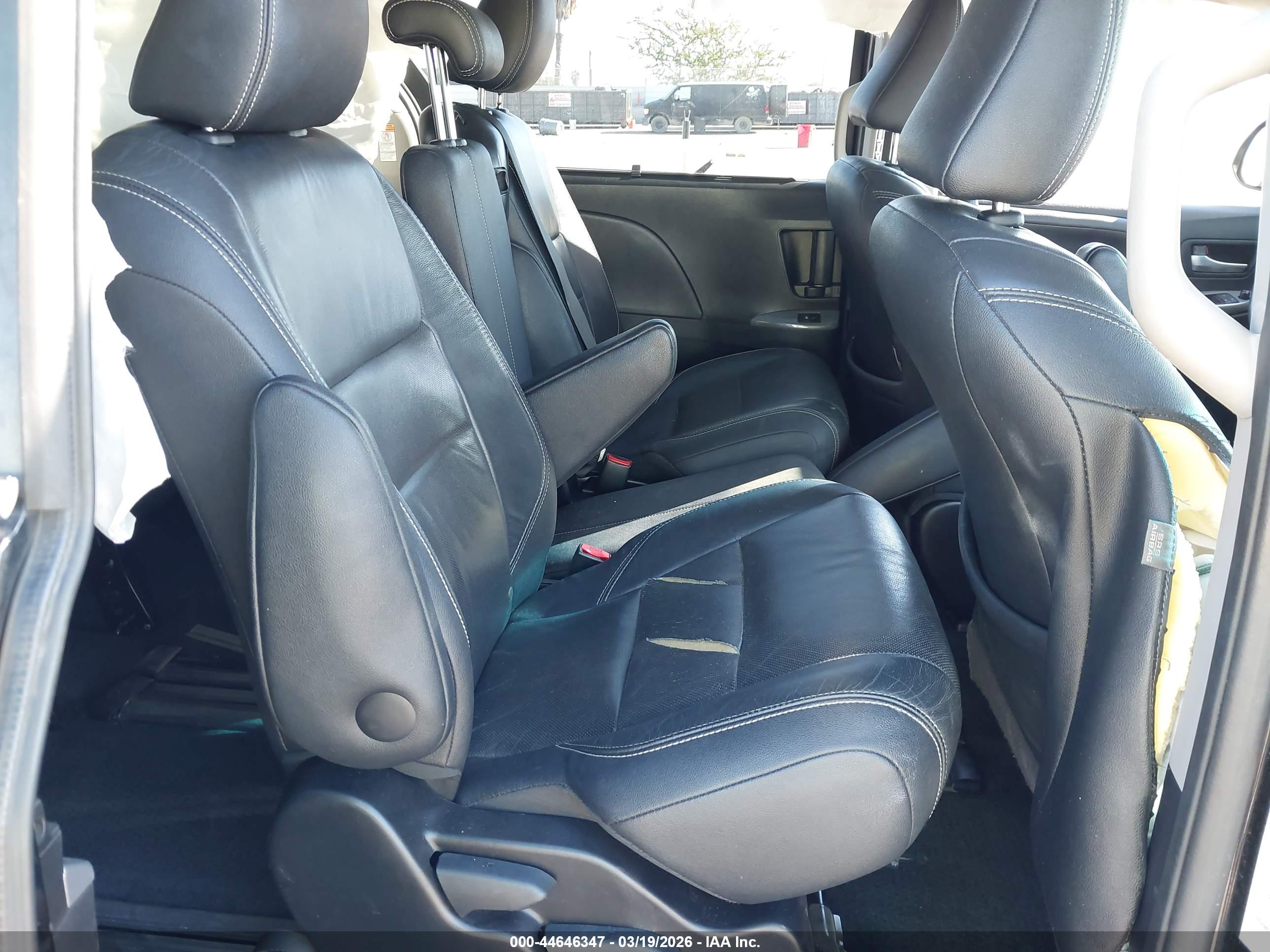 TOYOTA SIENNA image 8