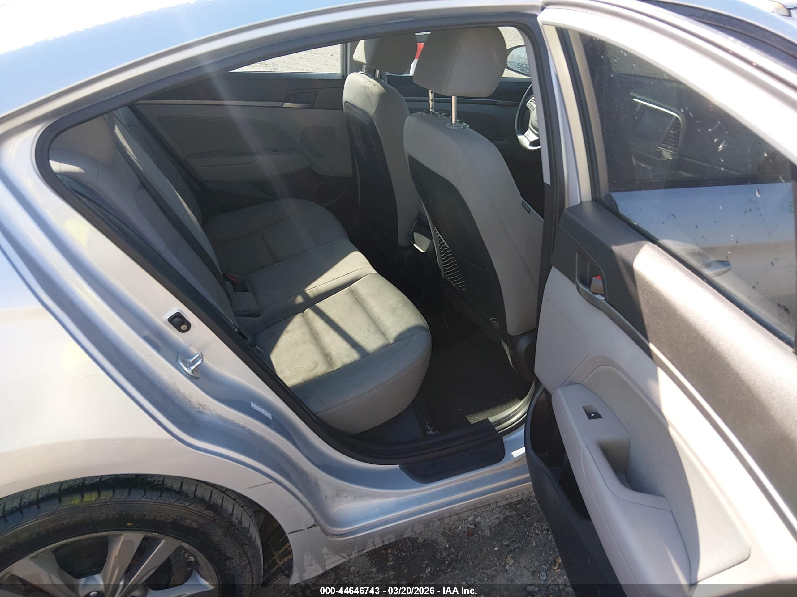 HYUNDAI ELANTRA image 8