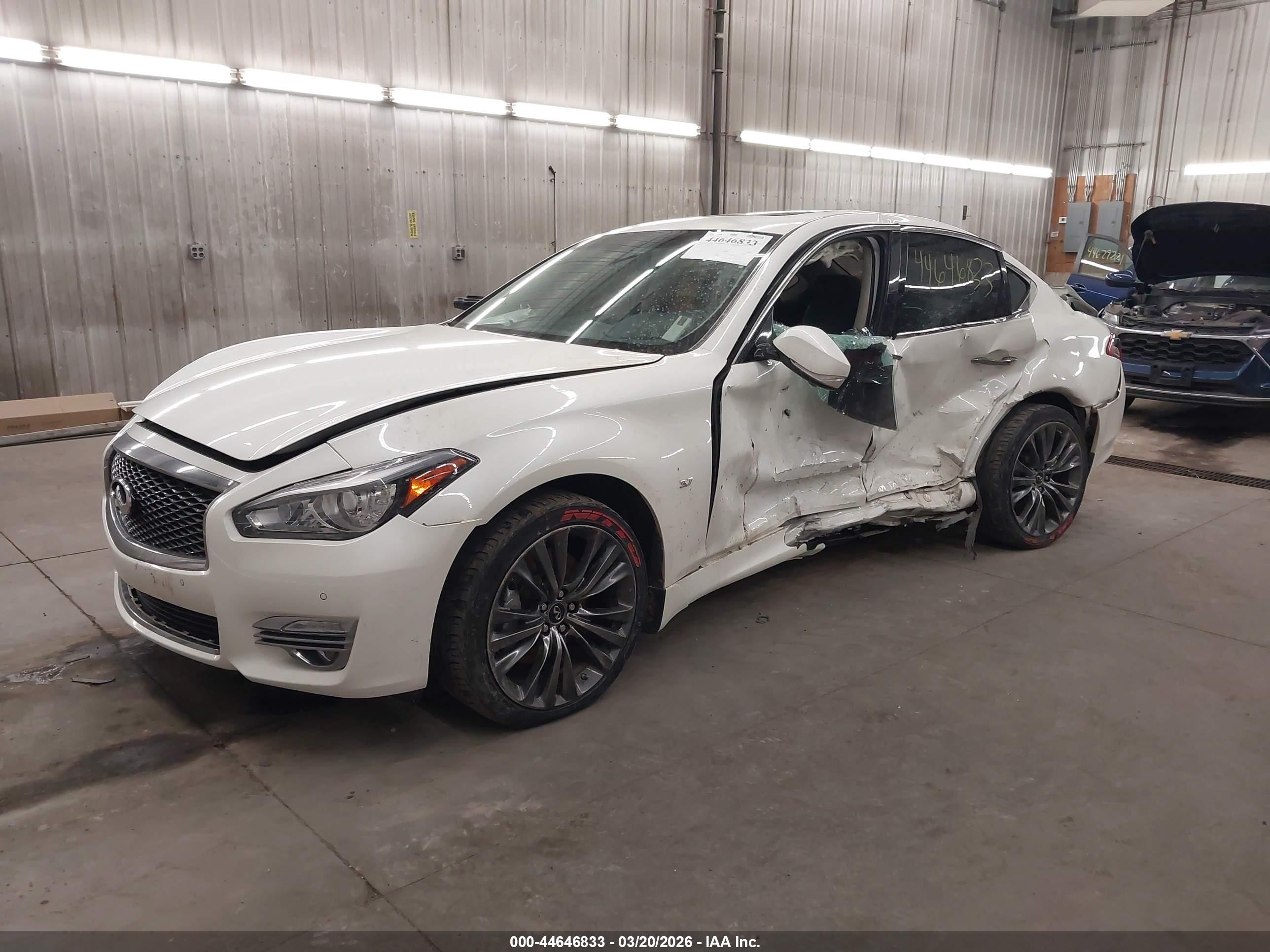 INFINITI Q70 image 2